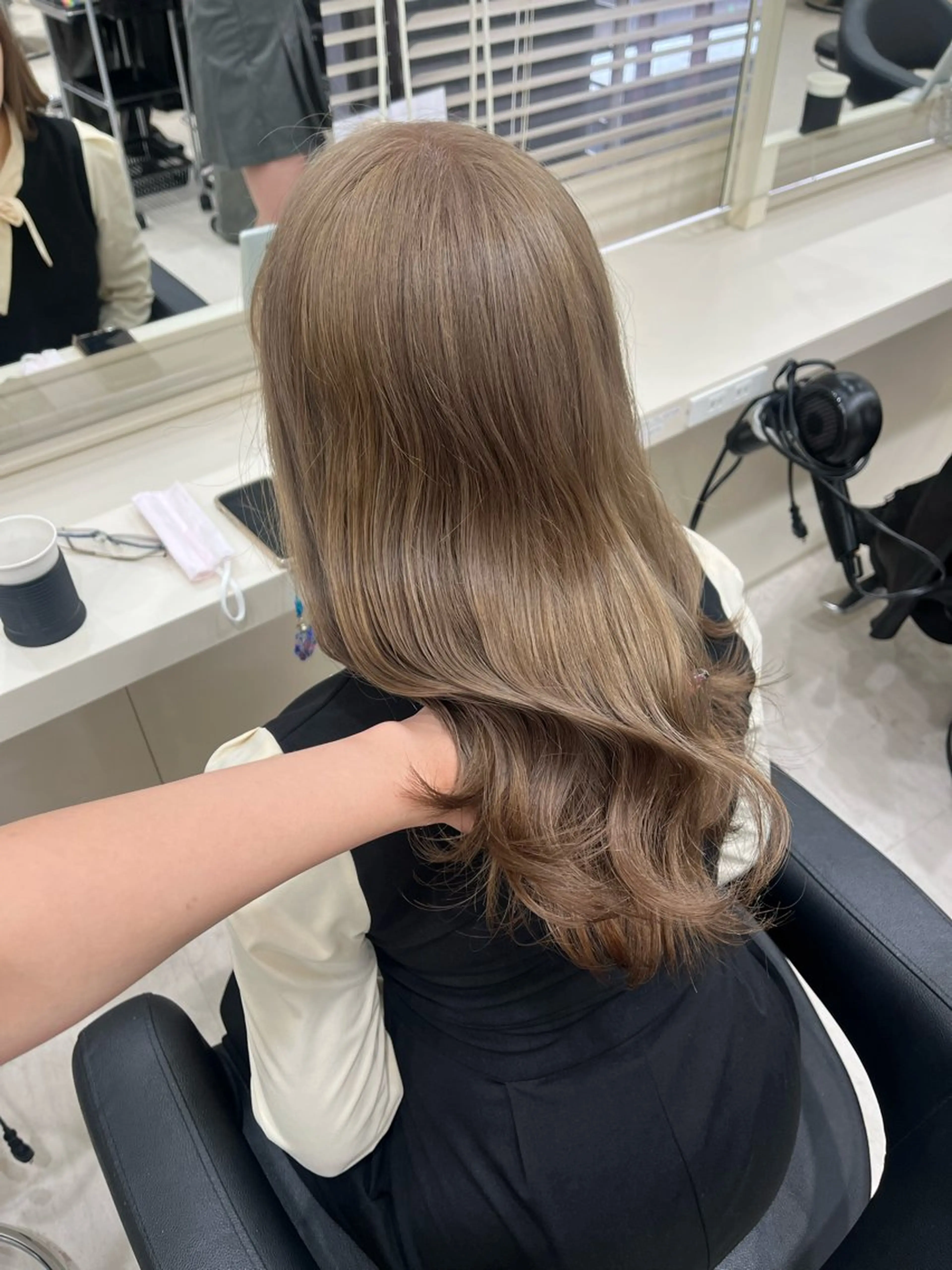 ロング カラー ベージュカラー ブリーチ ミルクティーベージュ ヘアカラー トリートメント 大人上品ベージュ 🎀HARUNAのヘアスタイル