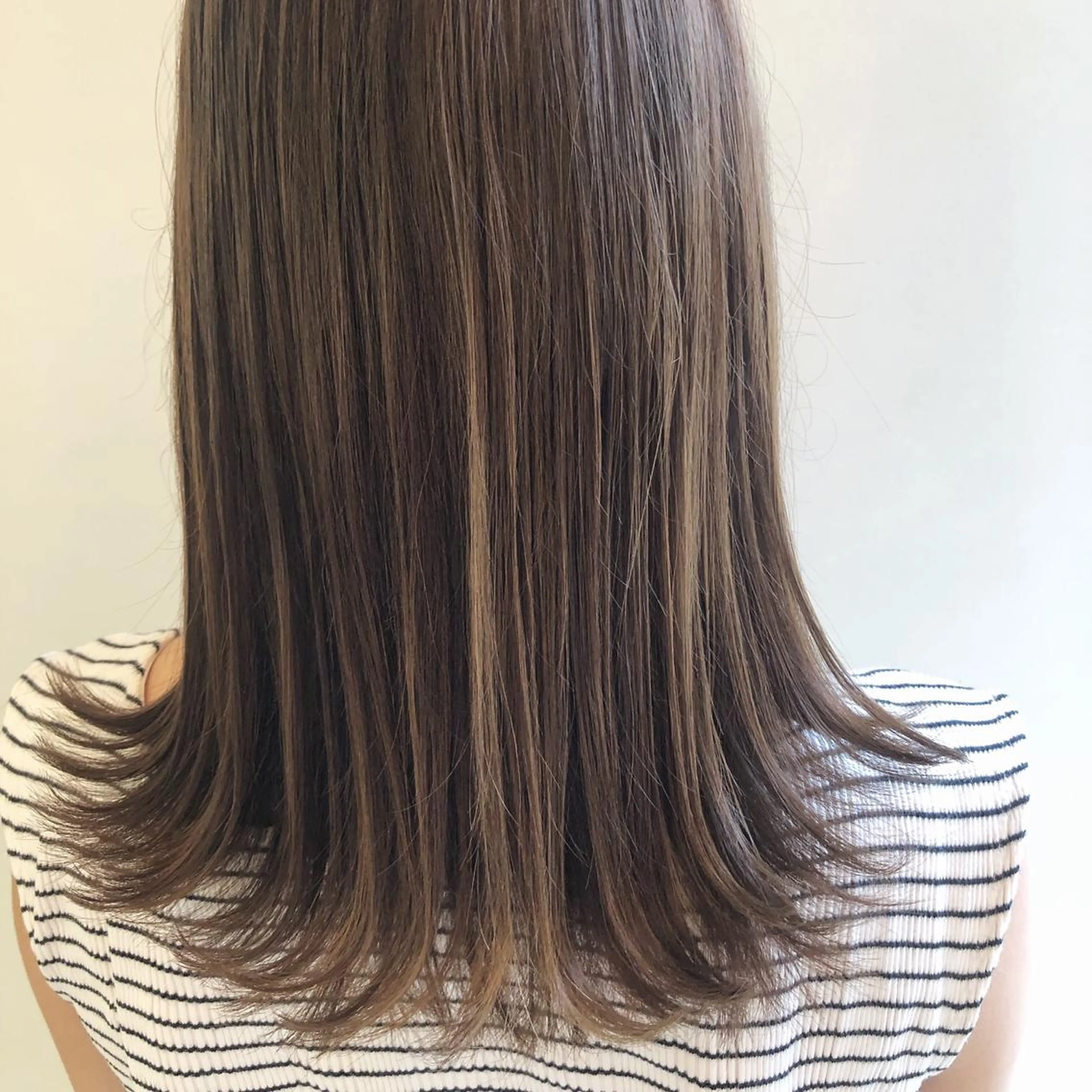 ミディアム カラー グレージュ ハイライトカラー シアーグレージュ ハイライト カット ヘアカラー 齋藤 咲のヘアスタイル