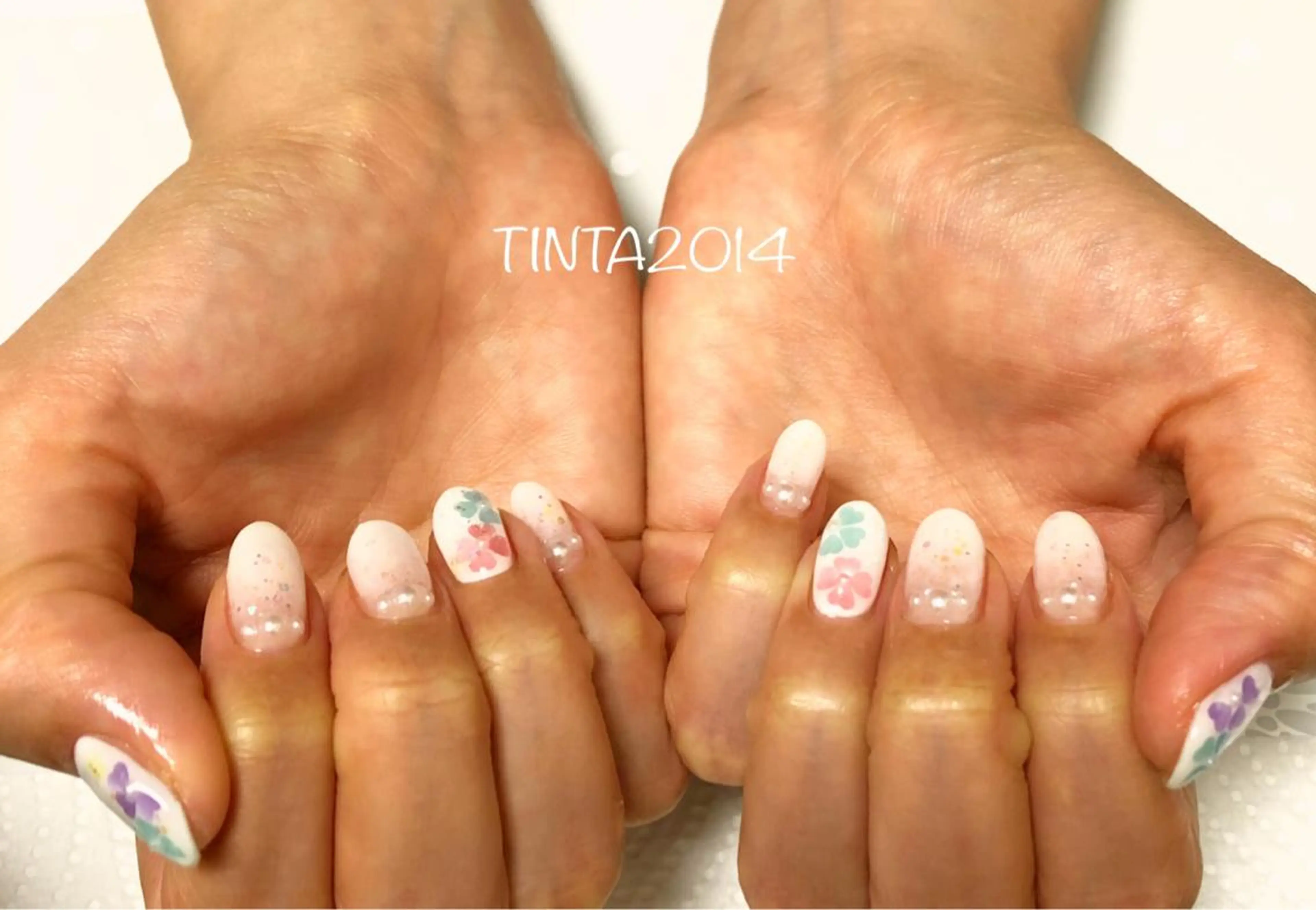 ネイル フラワーネイル グラデーション ホワイト ネイルサロン ティンタ所属・馬場 典子のネイルデザイン