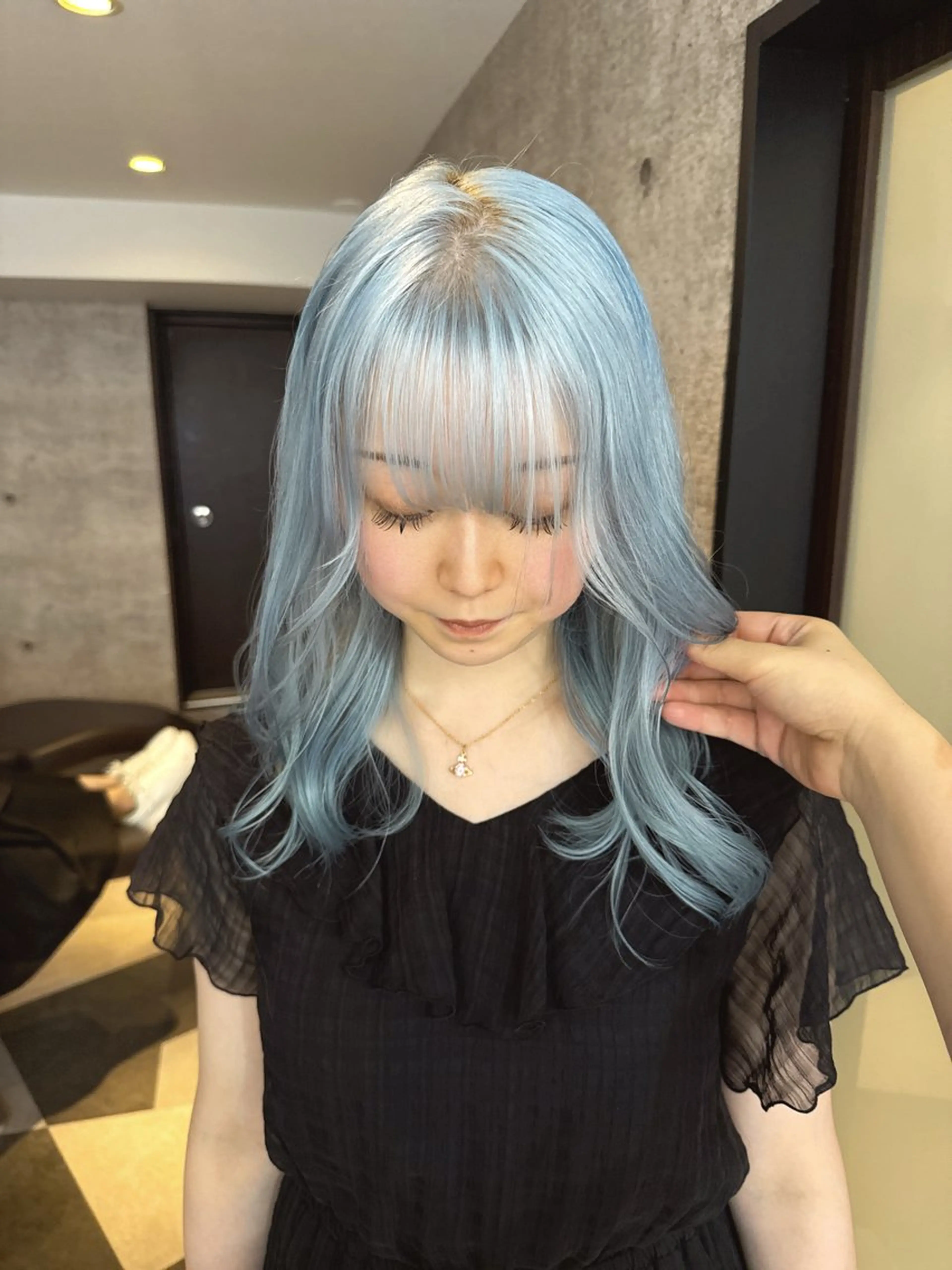 ミディアム カラー ブルーカラー ヘアカラー トリートメント XENA YURI ブリーチカラーのヘアスタイル