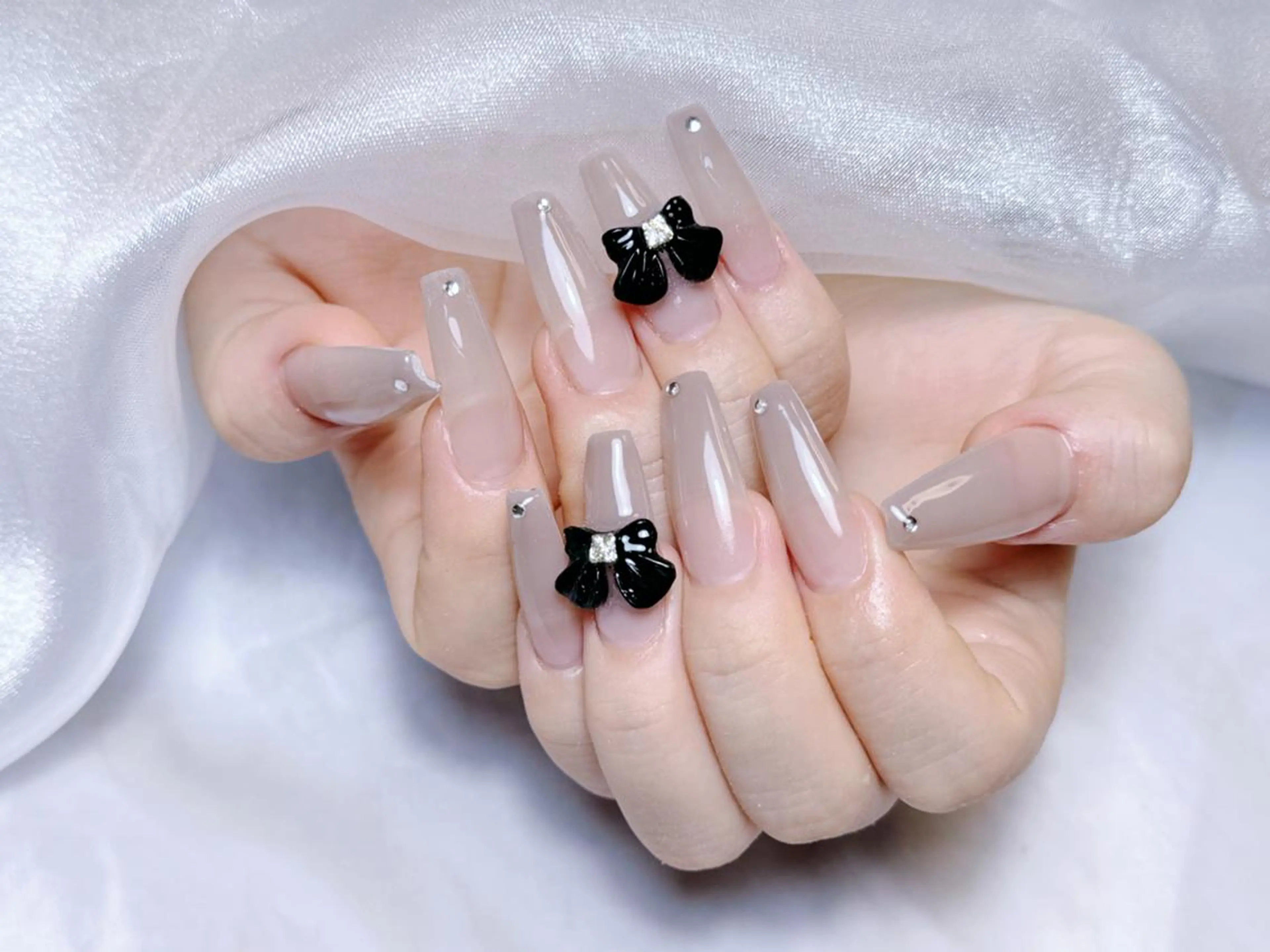 ネイル ストーンネイル ハンドネイル 🩵Yun nail Salon 🩵のネイルデザイン