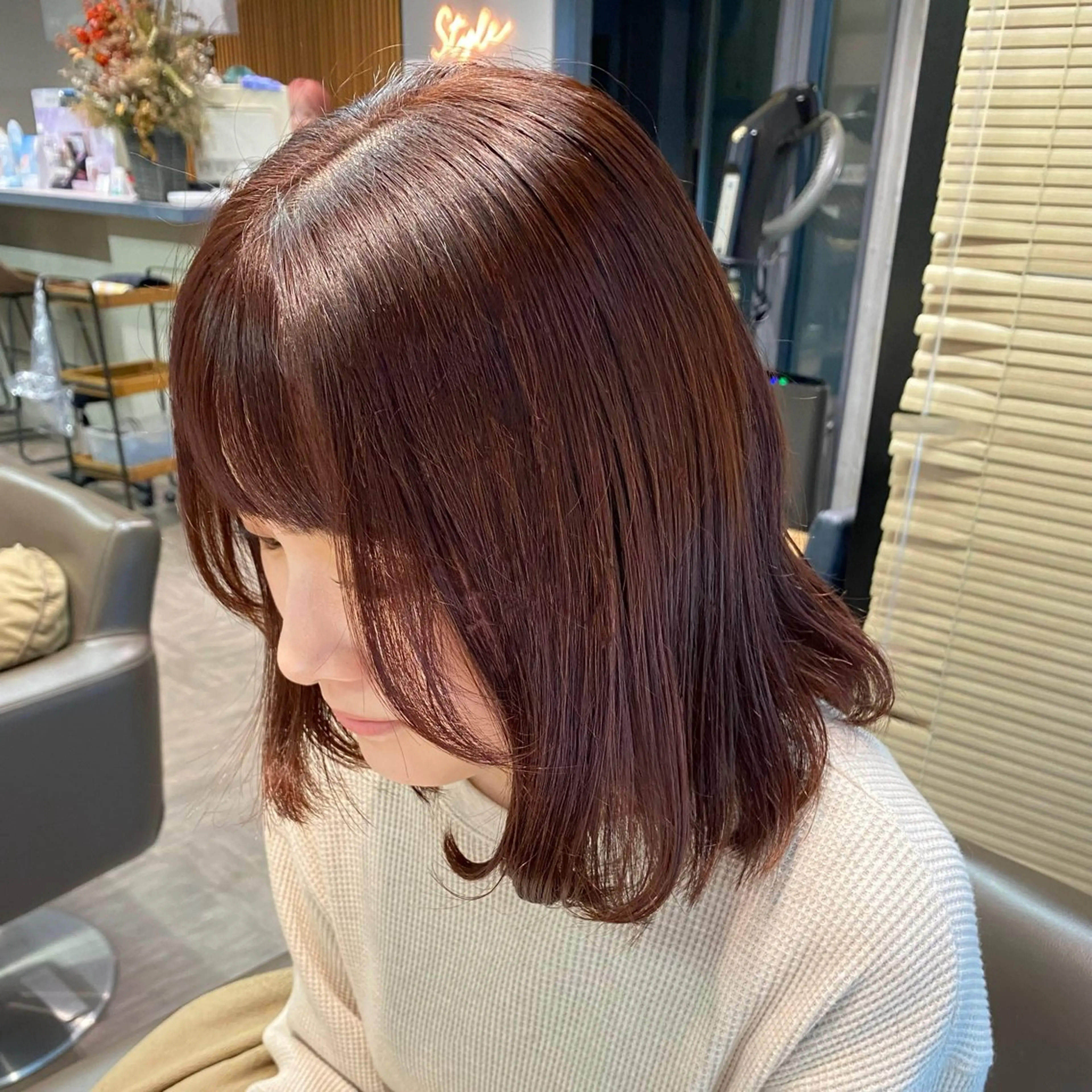 セミロング レッドブラウン 艶暖色カラー🍒 縮毛矯正ほののヘアスタイル
