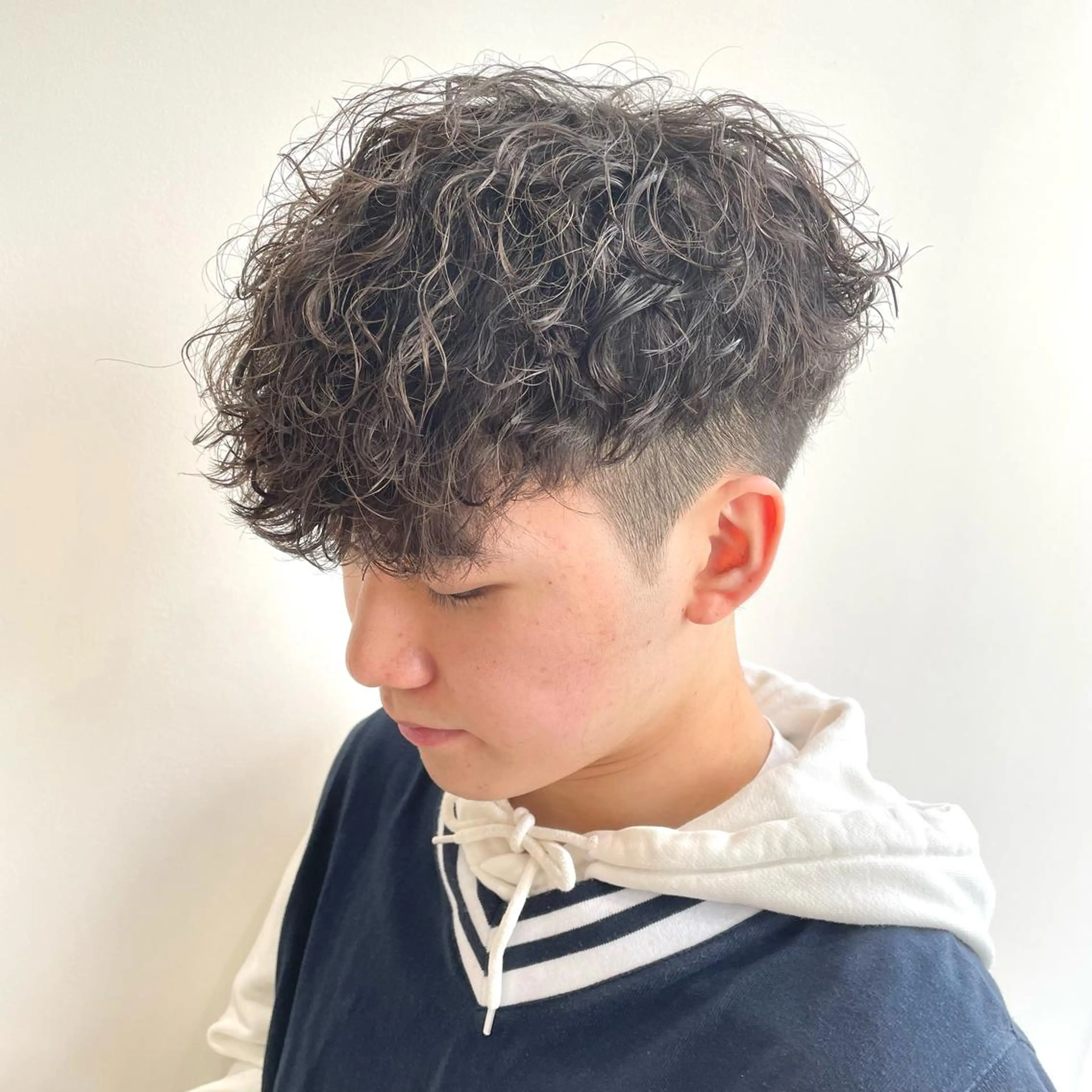ミディアム パーマ メンズ カット パーマ 🔥縦落ちツイスパ 🔥鈴木健紀のヘアスタイル
