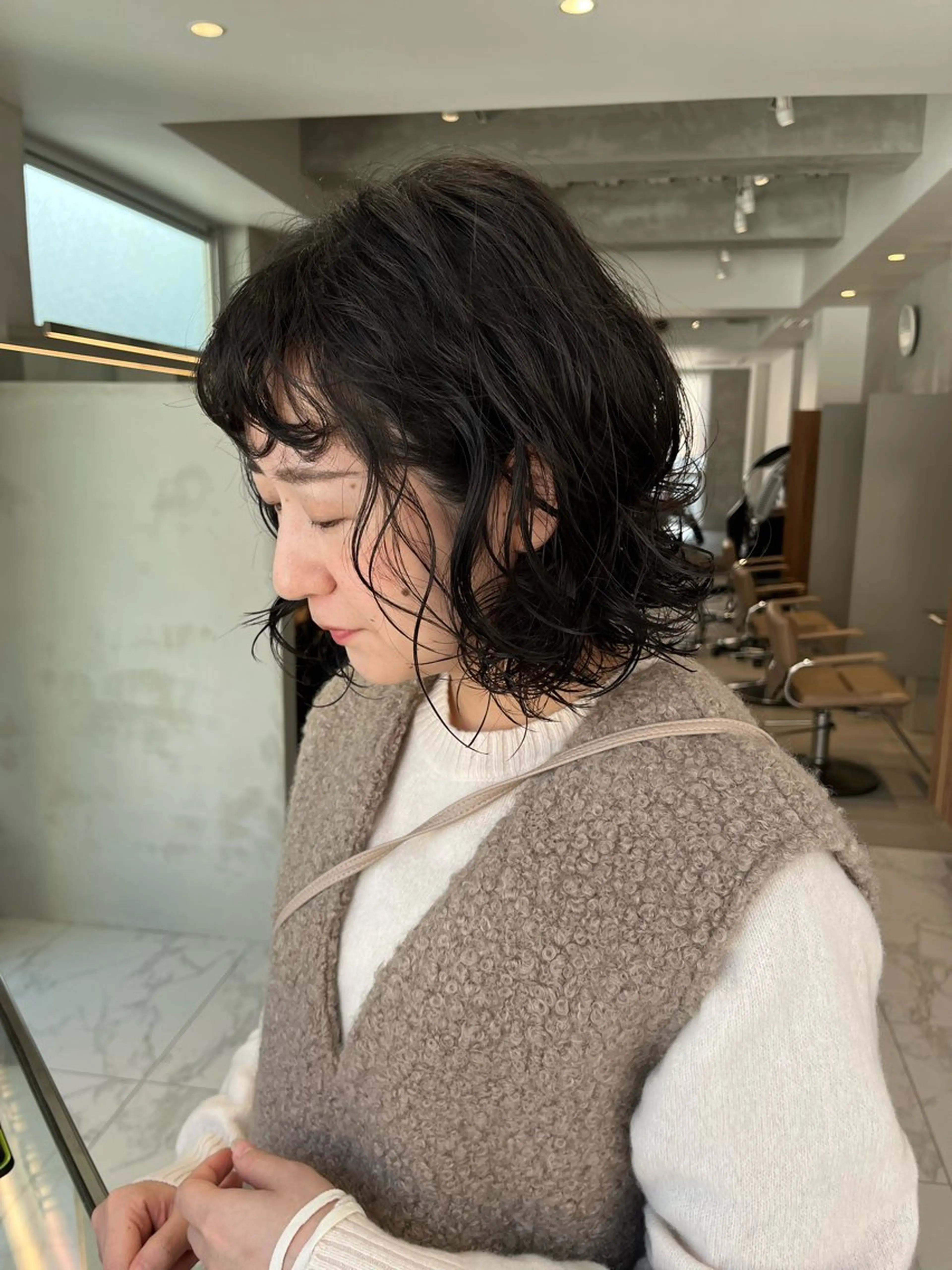 ミディアム パーマ ミディアムパーマ ボブ ブリーチなし 寒色カラーのヘアスタイル