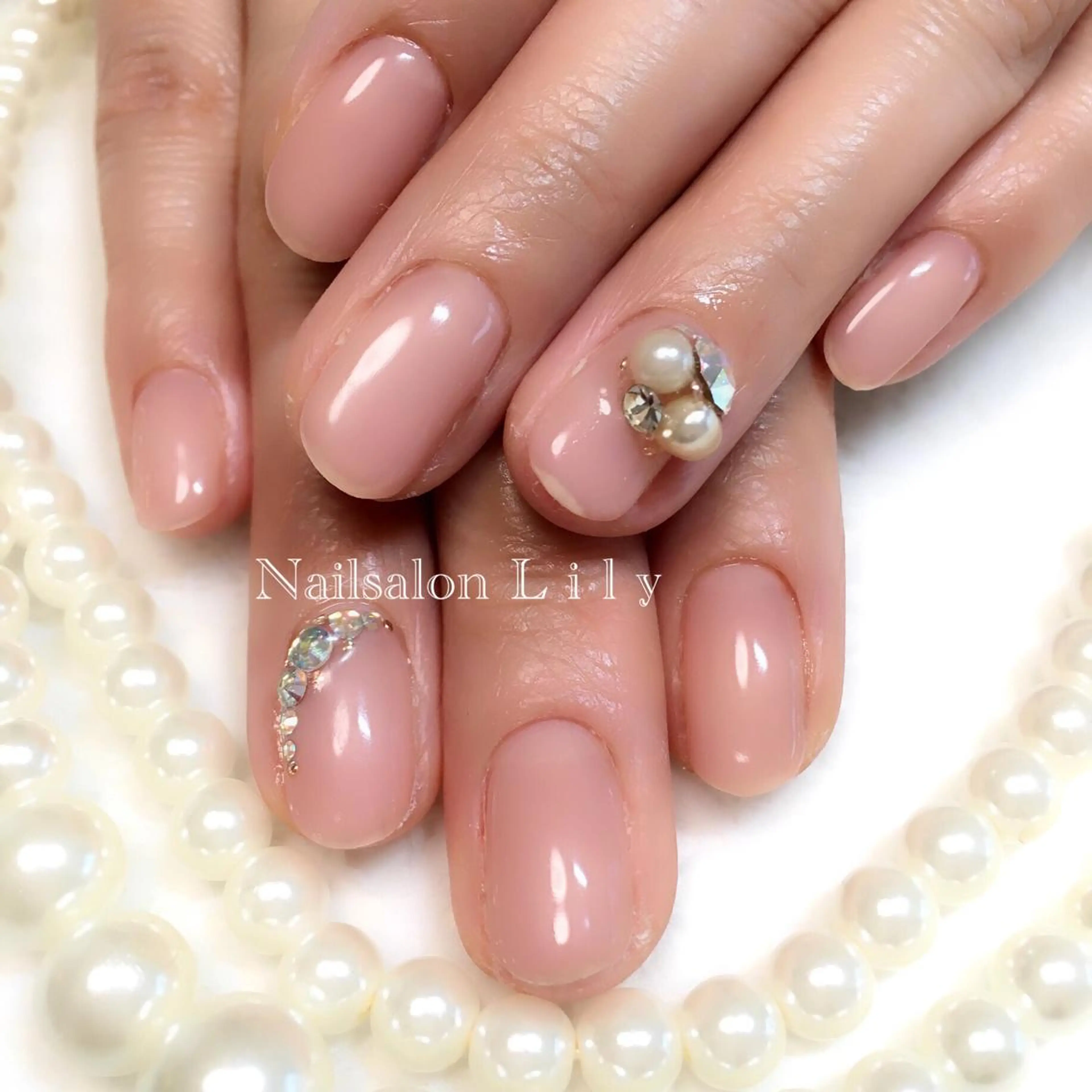ネイル ストーンネイル Nailsalon Lilyのネイルデザイン