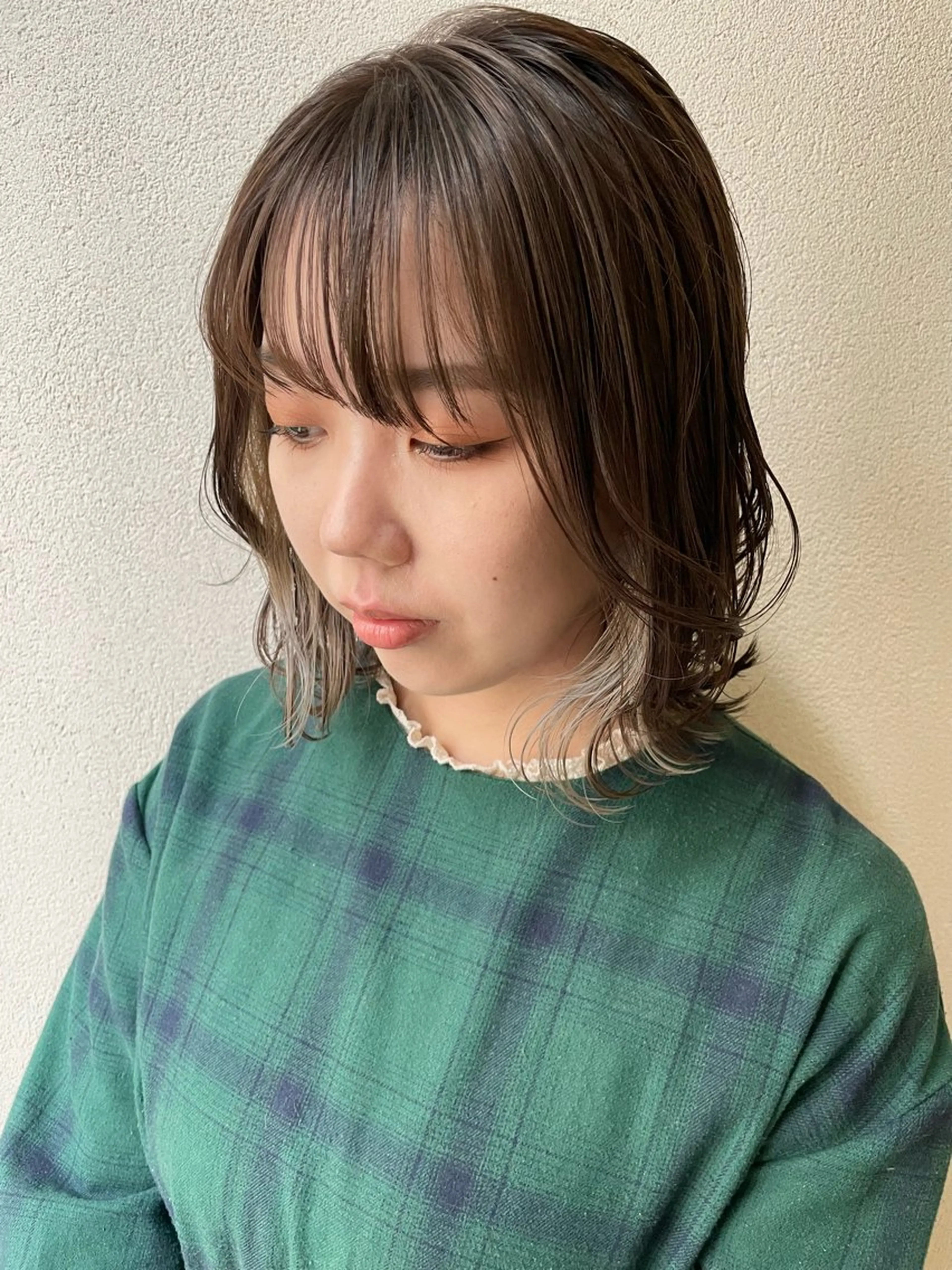 ミディアム カラー アッシュ イヤリングカラー ヘアカラー トリートメント 沢田 瞳のヘアスタイル