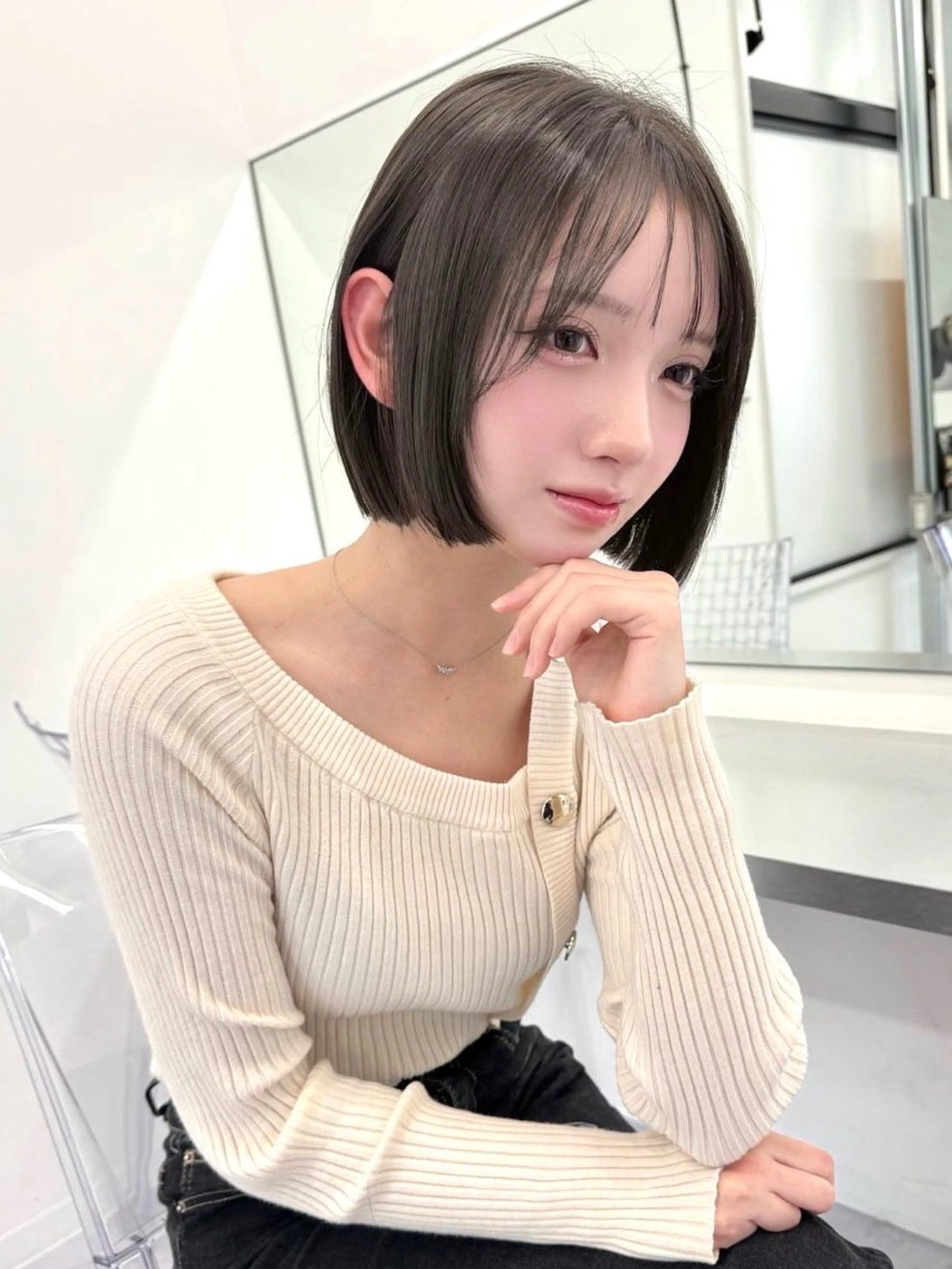 ショート カラー ベージュカラー ブリーチ ケアブリーチ デザインカラー ダブルカラー カット ヘアカラー トリートメント TATSU ミルクティーベージュのヘアスタイル