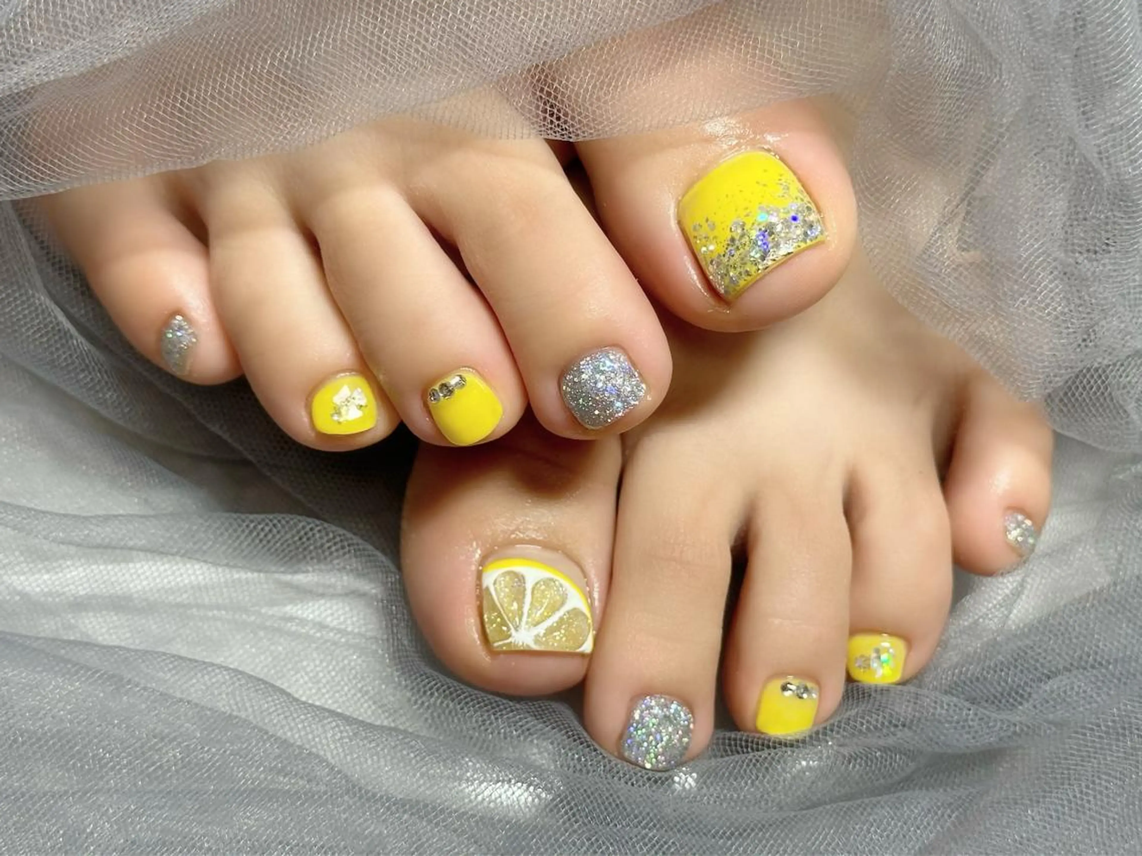 ネイル オーロラネイル シルバー 黄色 フットネイル KURELLY所属・Nail Salon KURELLYのネイルデザイン