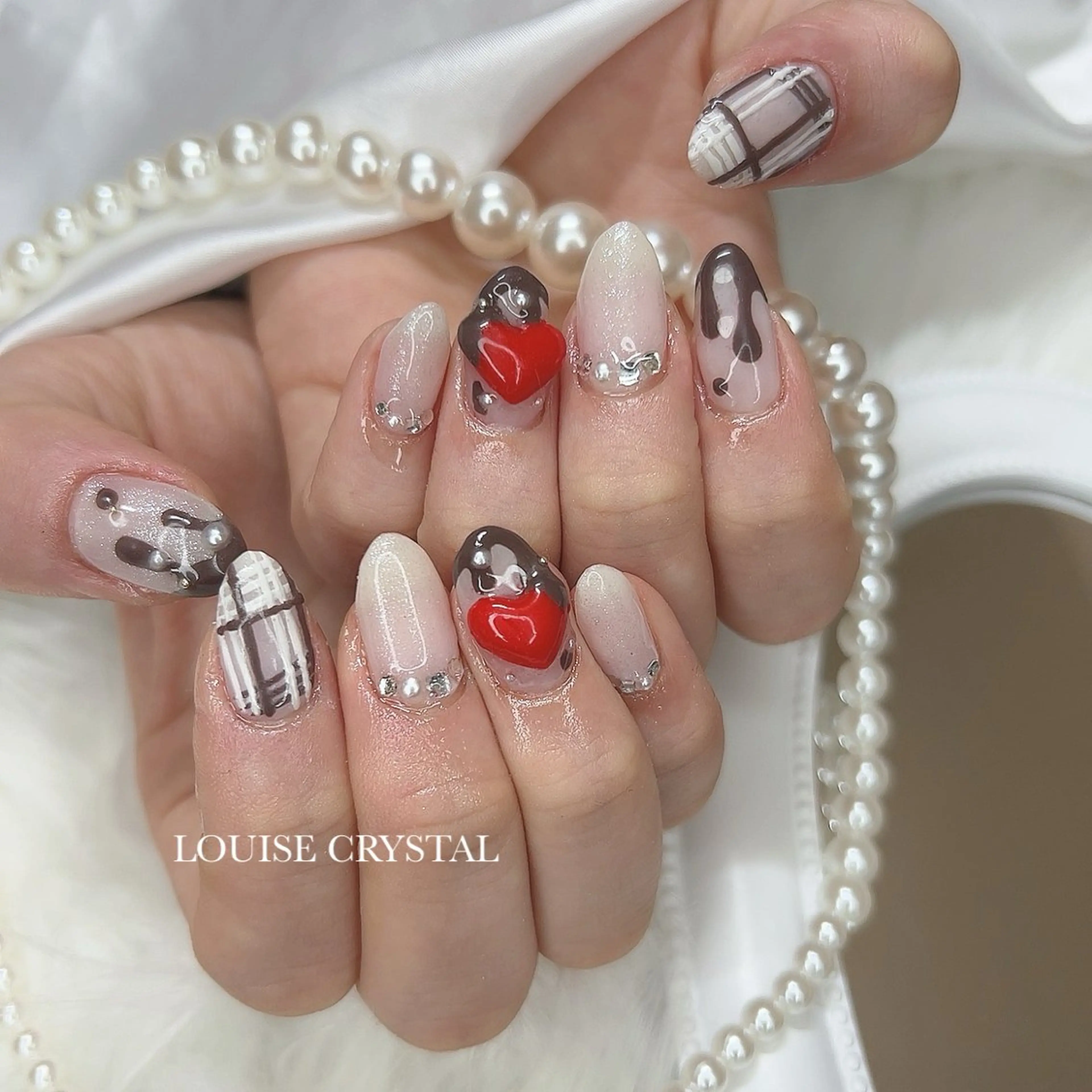 ネイル バレンタイン ハンドネイル LOUISE CRYSTALのネイルデザイン