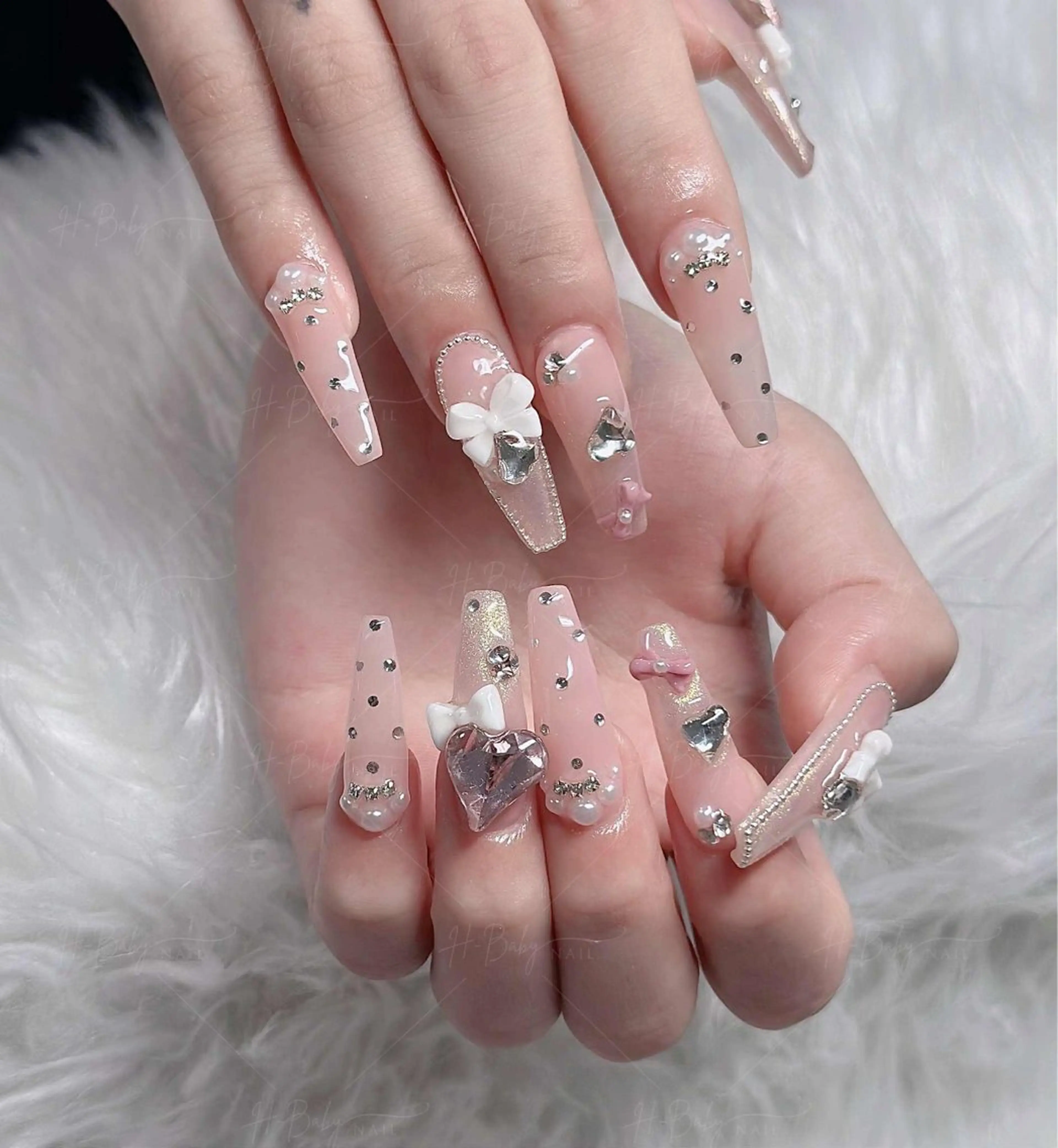ネイル フレンチネイル ジェルネイル ハロウィン キラキラネイル 韓国ネイル H.babynailsalon所属・H.baby Nail Salonのネイルデザイン