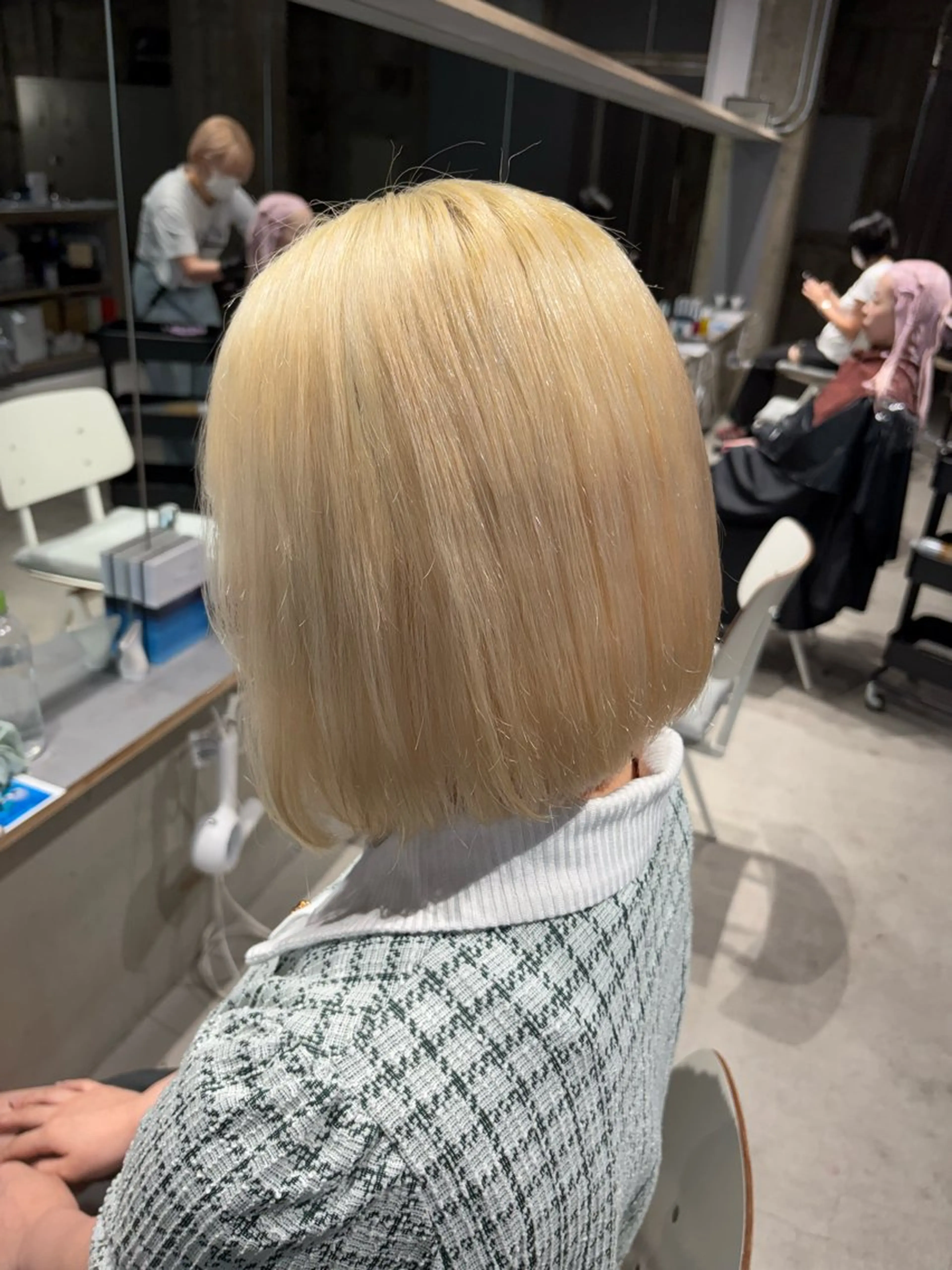 ミディアム カラー 黒髪 抜きっぱなしブロンド ブロンド ヘアカラー 玉置 七海のヘアスタイル