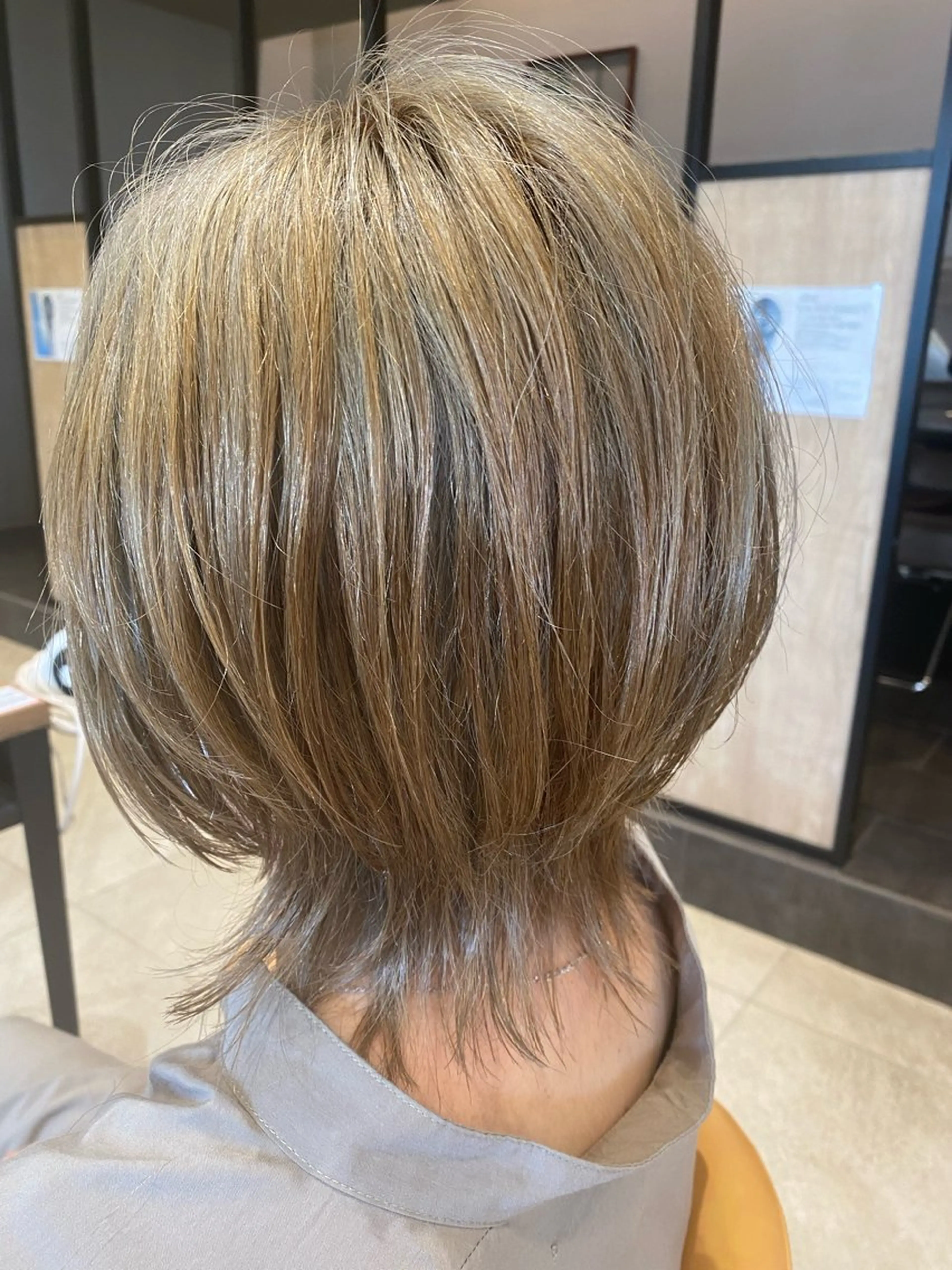 ミディアム 内山 亜紀のヘアスタイル