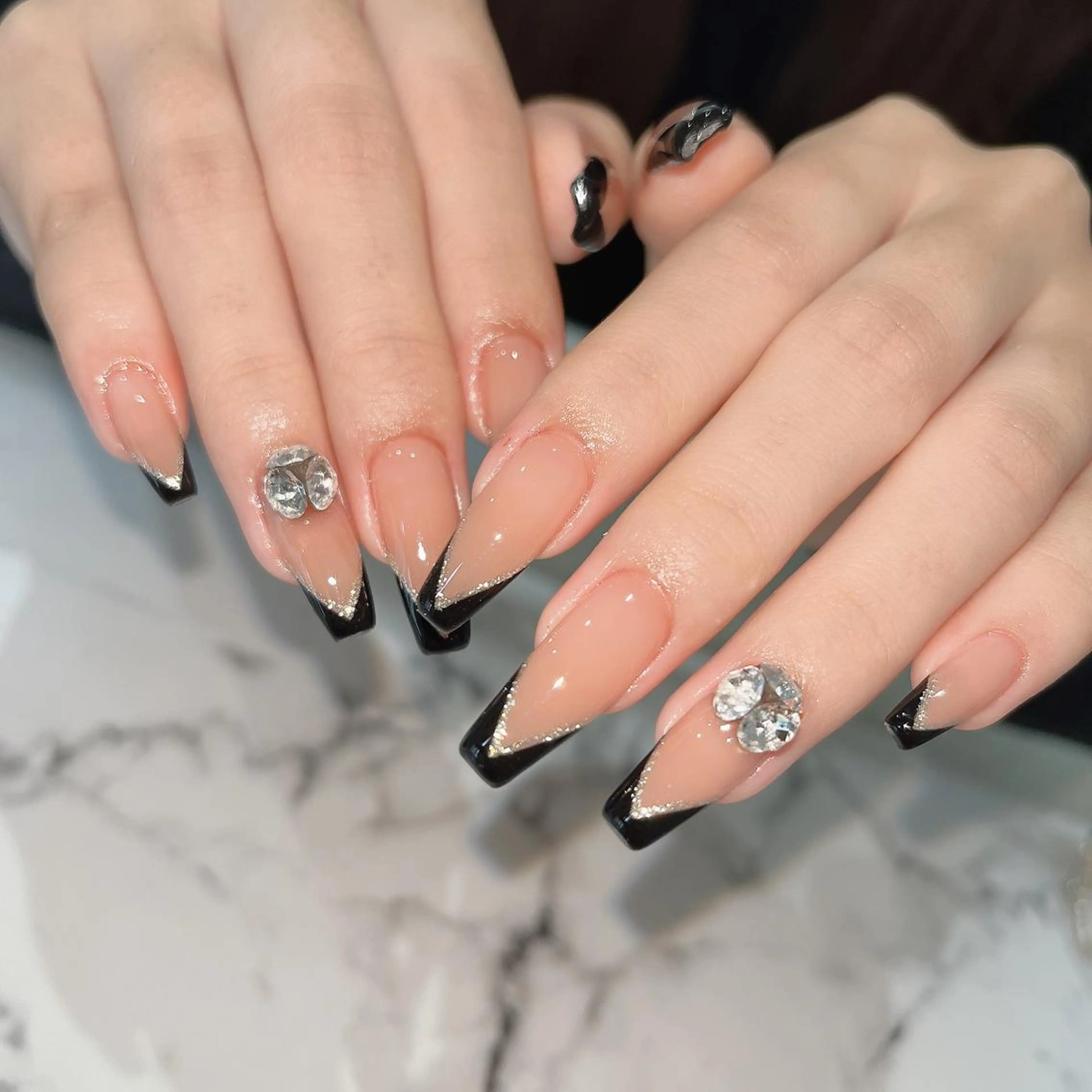 ネイル フットネイル フレンチネイル ジェルネイル ラメ(グリッター) ラメグラデーション ハンドネイル NEO Beauty Salon所属・𝐍𝐄𝐎 𝐉𝐔𝐑𝐈のネイルデザイン