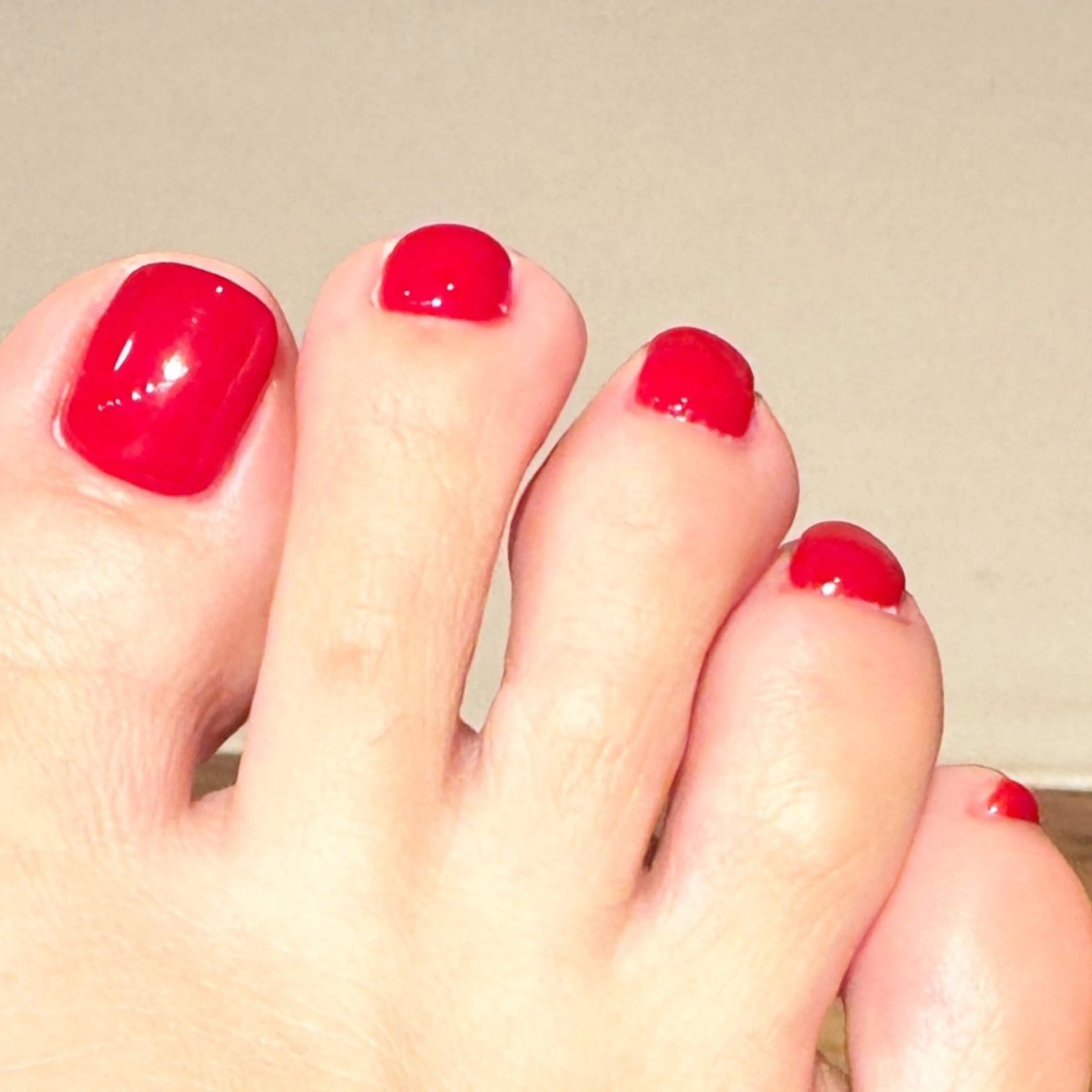 ネイル フットネイル ワンカラーネイル 赤色 冬ネイル クリスマス ネイルサロンBIENE所属・相澤 理蘭のネイルデザイン