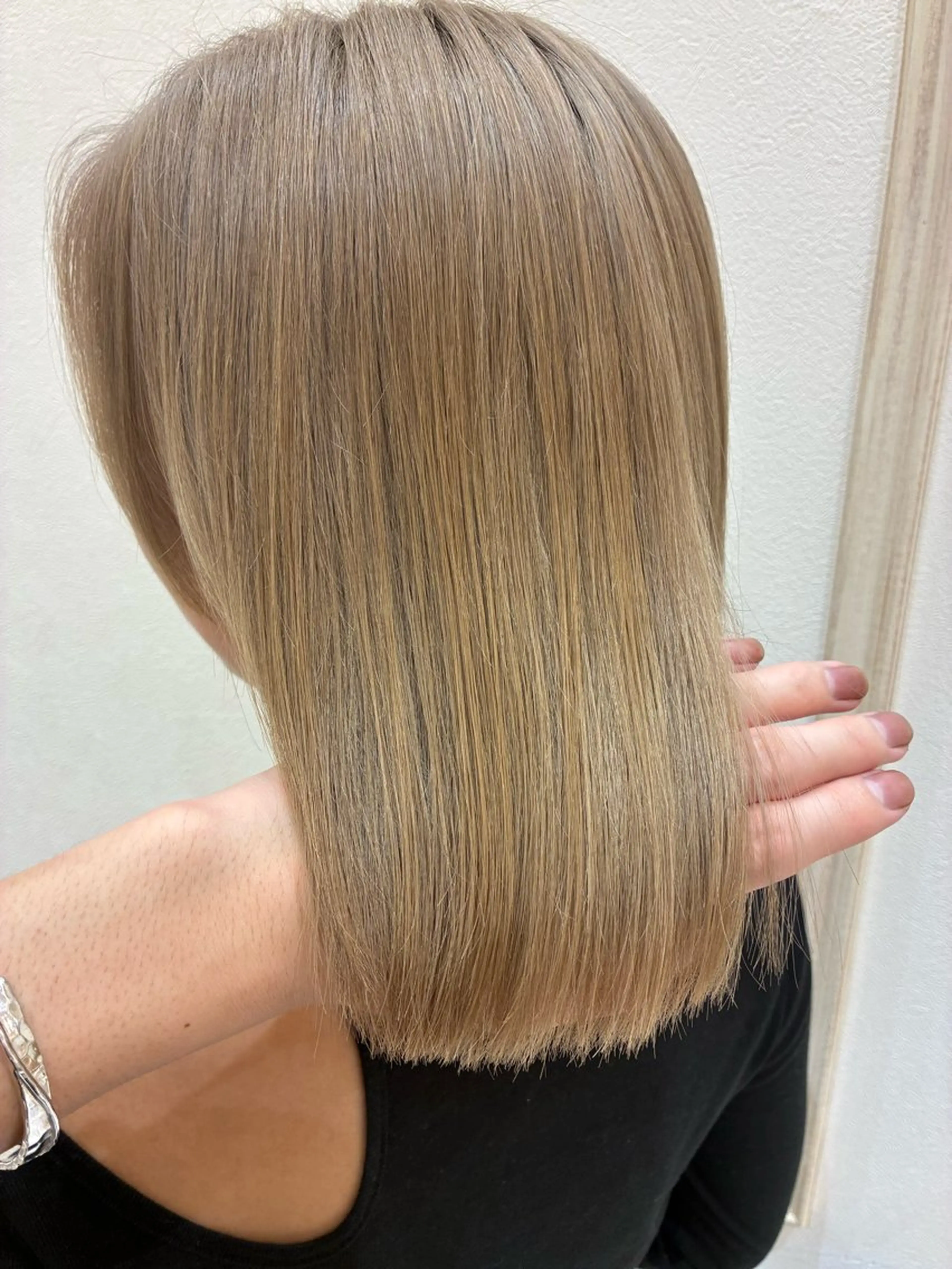 ミディアム カラー ブリーチ グレージュ ハイトーンカラー ボブ レイヤーカット FEERIE ✨️岩崎圭祐✨️のヘアスタイル