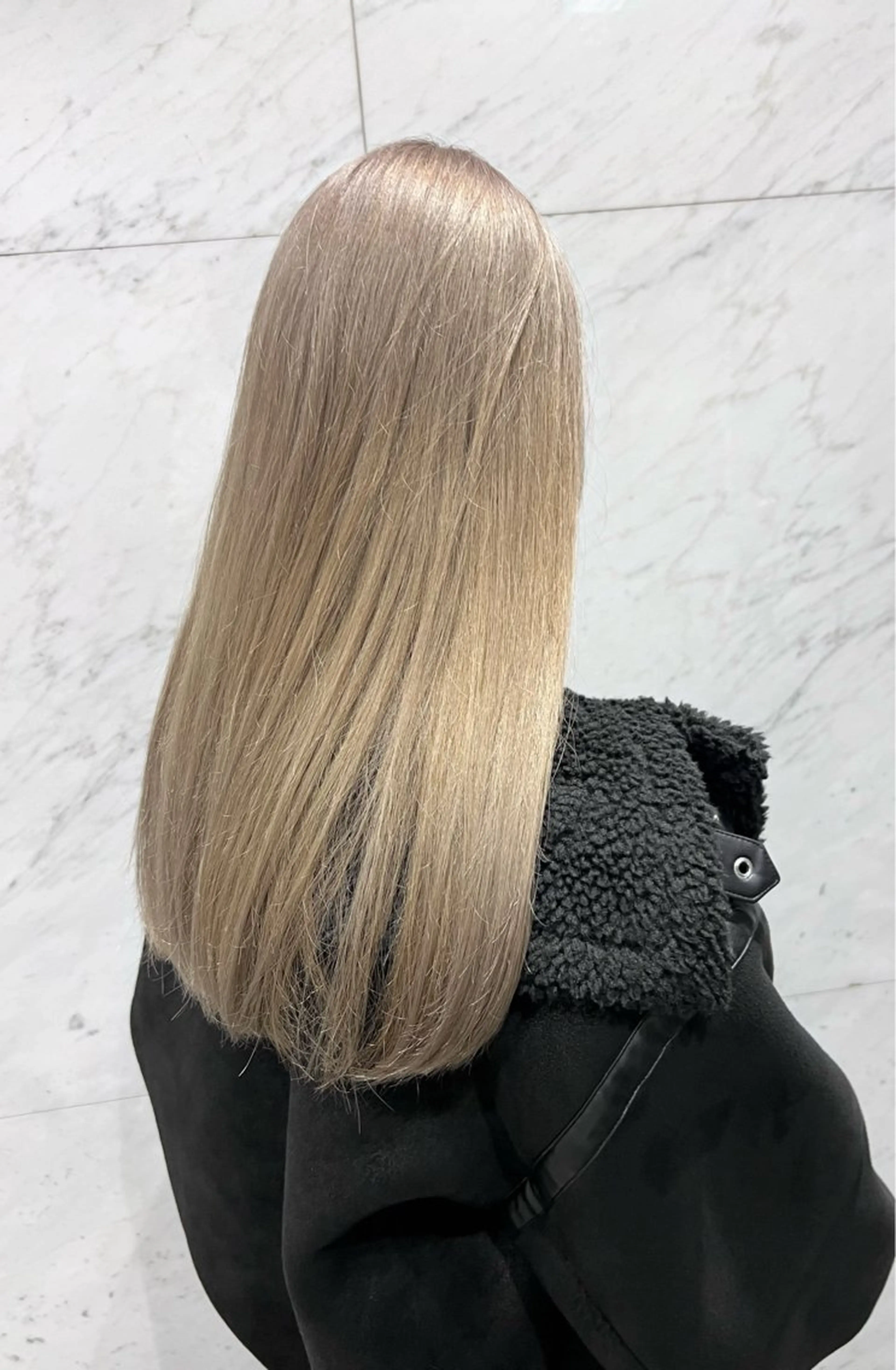 セミロング カラー グレージュ ハイトーンカラー ハイトーングレージュ Bei Licoldo.Atole  ベイリコルド アトリ所属・ブリーチ、縮毛 髪質改善　宮城一真のヘアスタイル