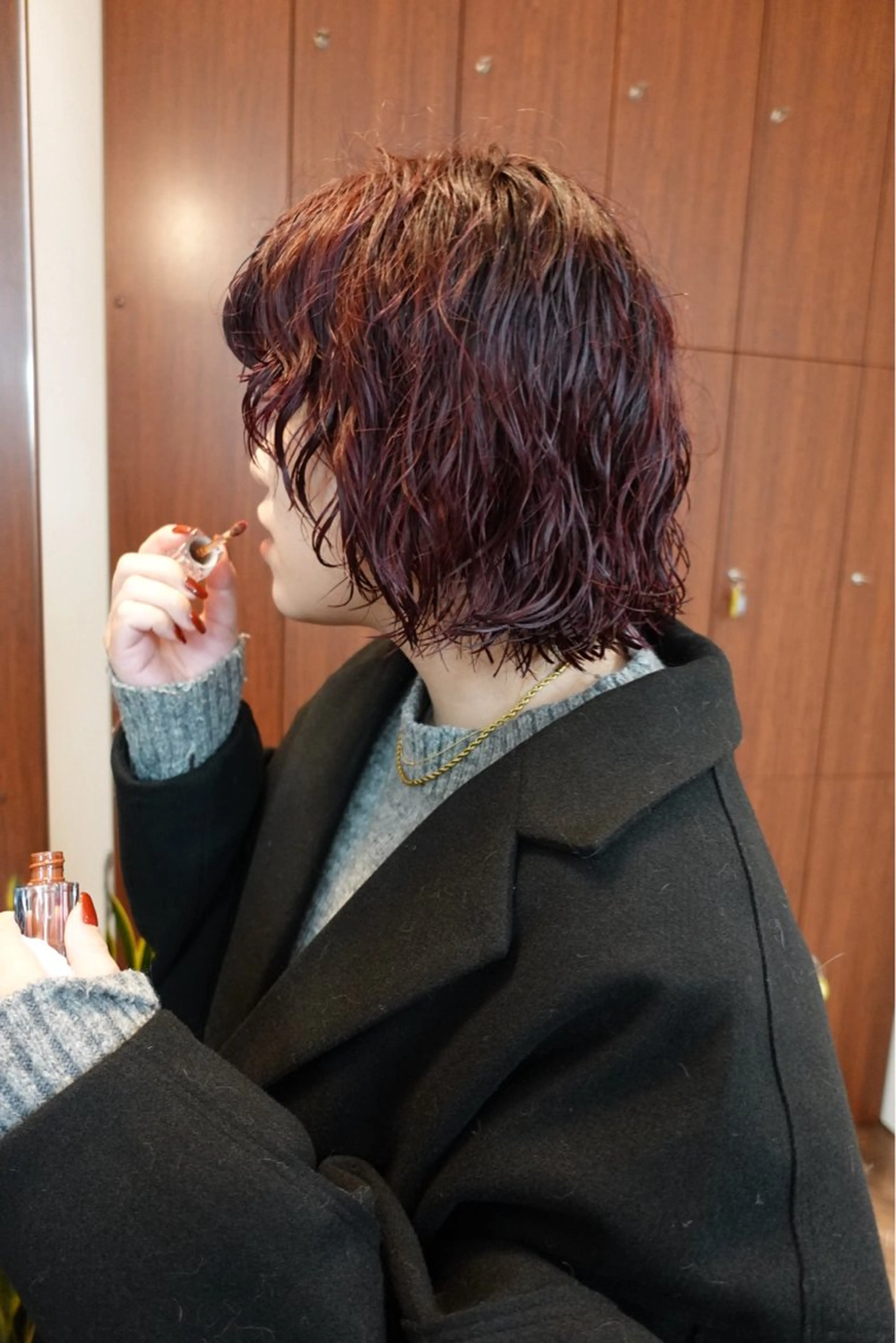 ショート カラー パーマ ボルドーカラー カット ヘアカラー パーマ ボブパーマ/パーマ ウルフパーマのヘアスタイル