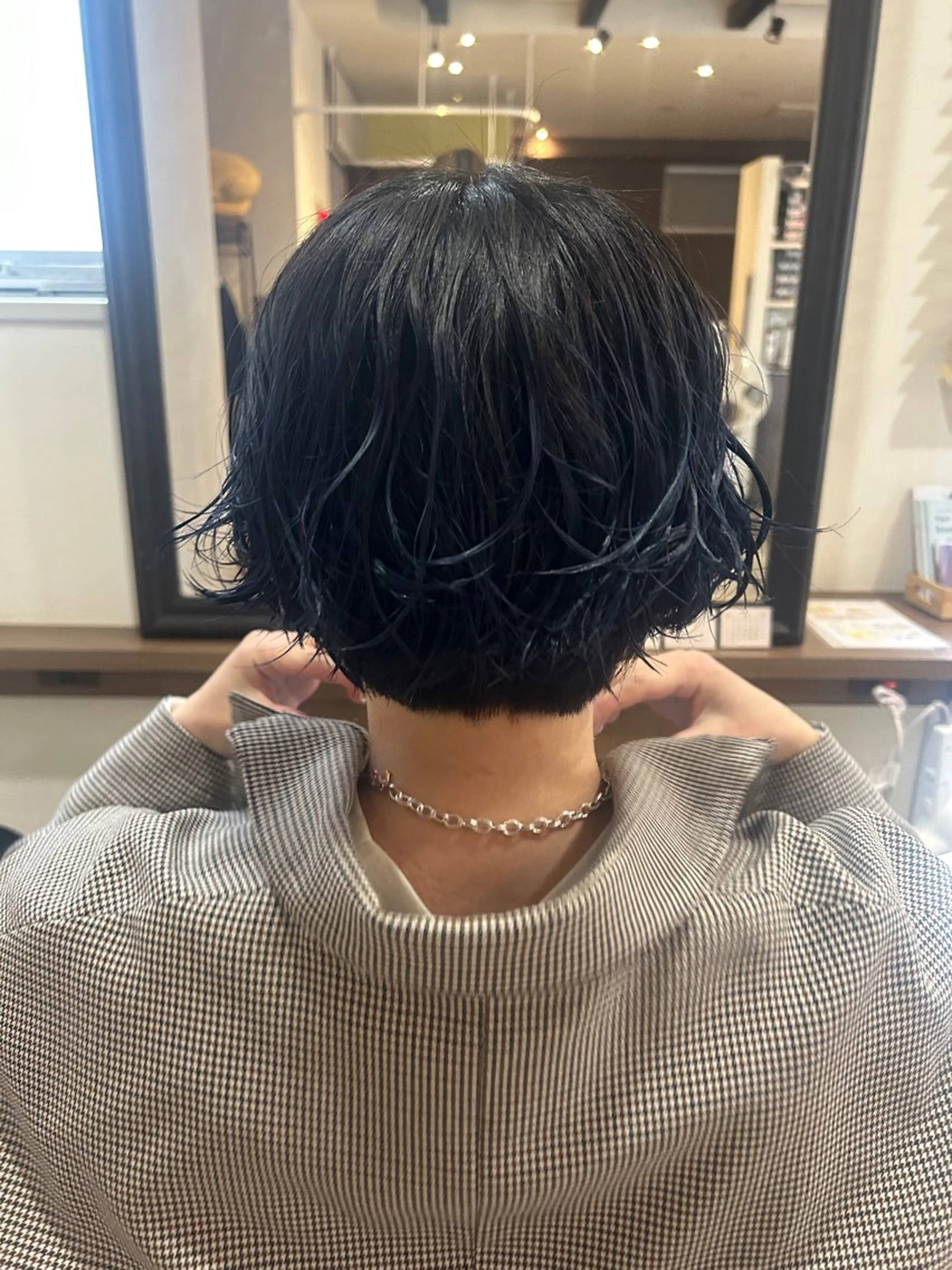 ショート カラー パーマ ネイビーカラー enn 髪質改善🩷 曽根依咲のヘアスタイル