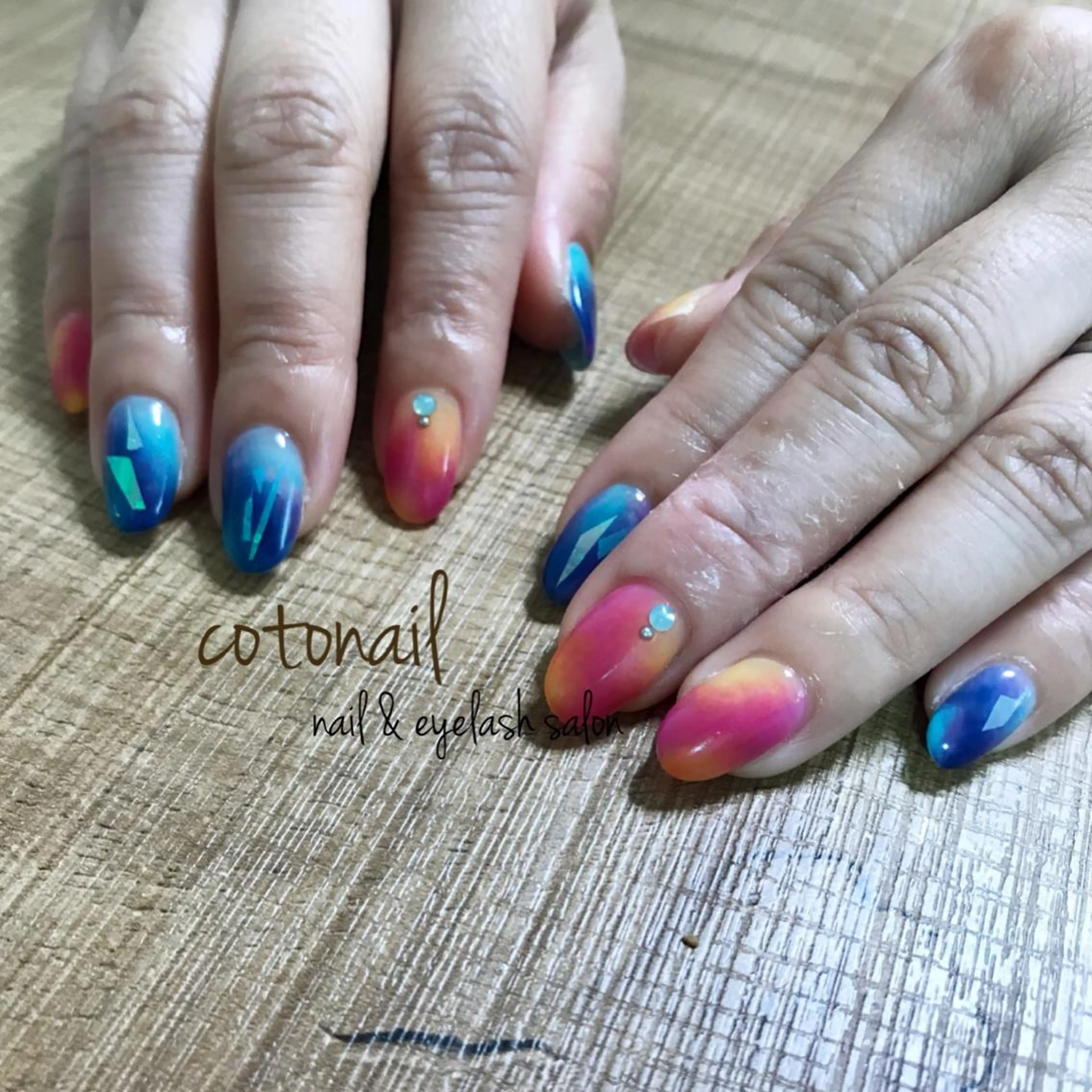 ミディアム ネイル アートネイル ハンドネイル ツメトマツゲ .のネイルデザイン