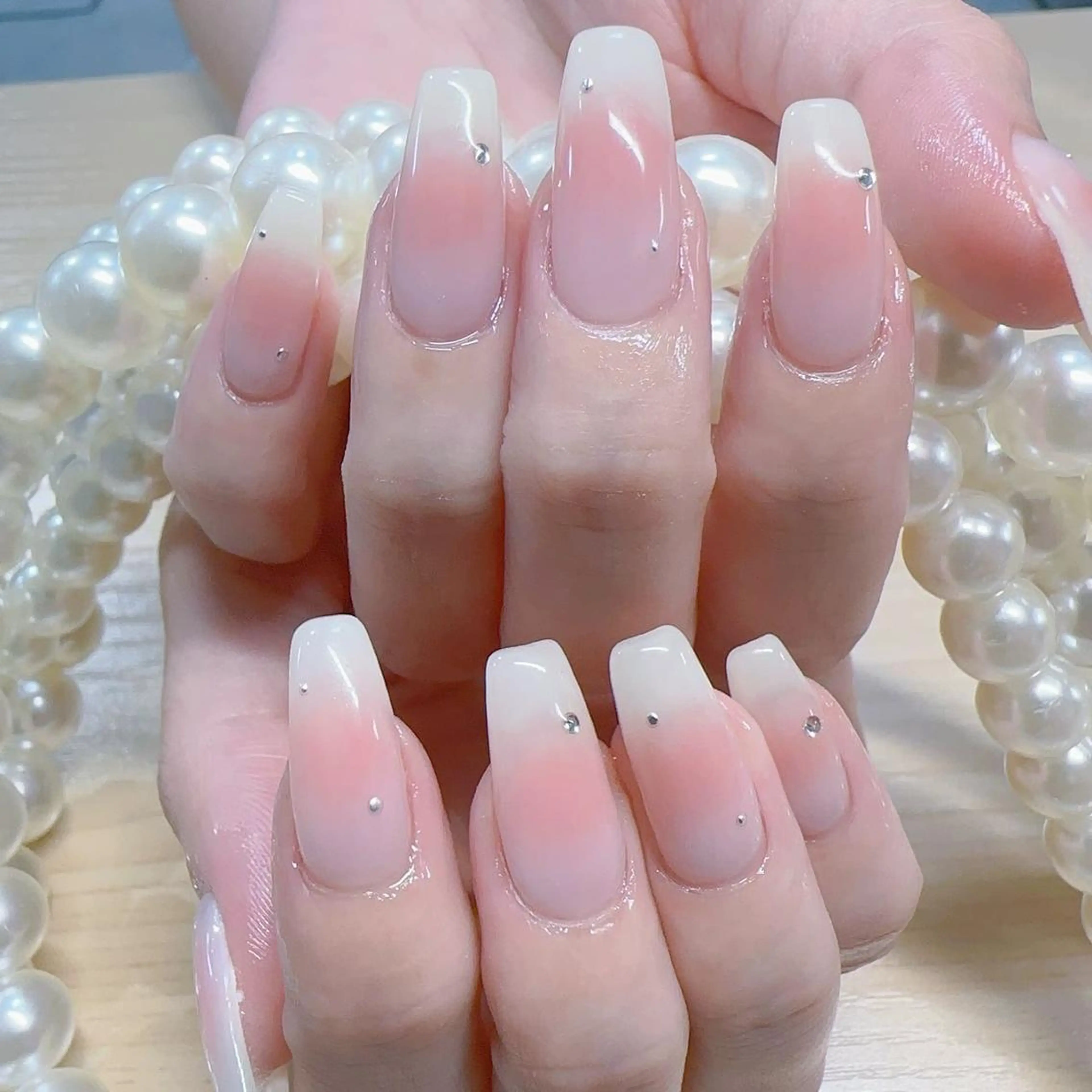 ネイル オーロラネイル 長さ出し フレンチネイル ガーリー キラキラネイル ハンドネイル ハンドケア NANAKO 🌼のネイルデザイン