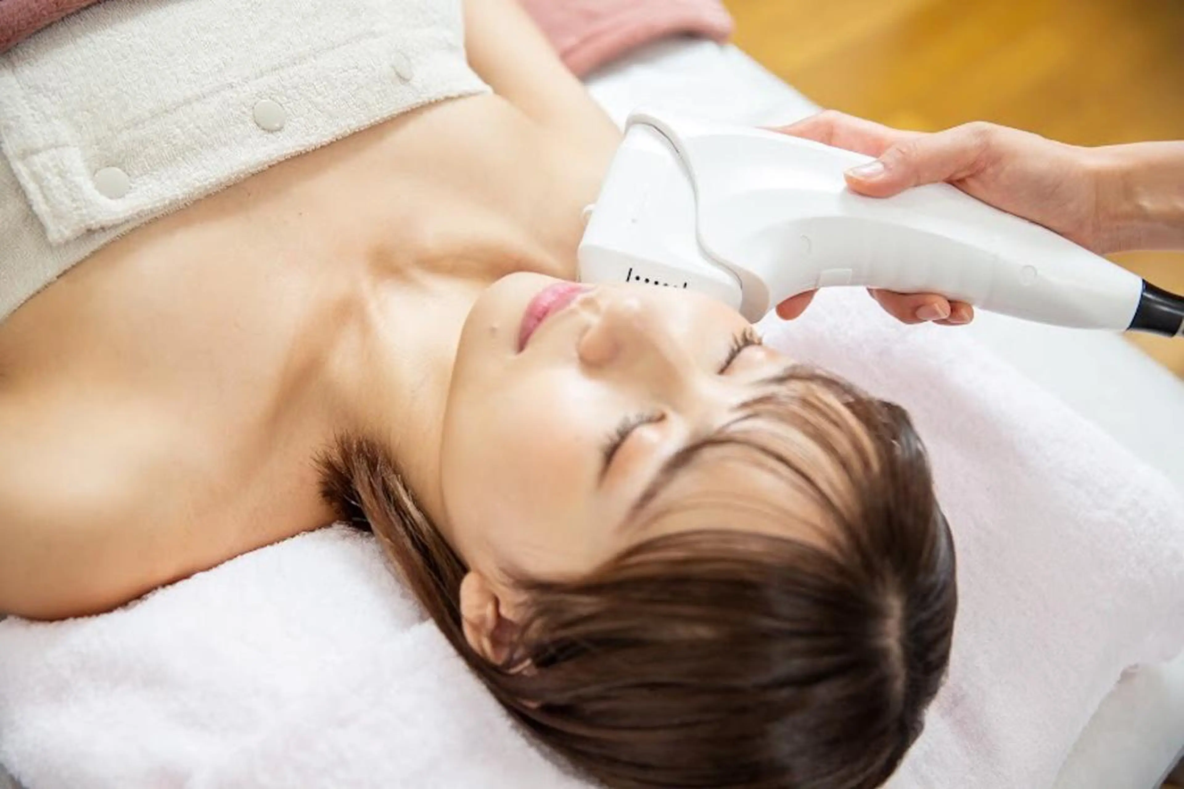 ショート カラー パーマ ヘアアレンジ メンズ キッズ ネイル マツエク・マツパ アイブロウ 学生(メンズ向け) 眉毛ワックス脱毛 学生 小顔カット 赤色 Chloe-クロエ- 脱毛/フェイシャルのエステ・リラクイメージ