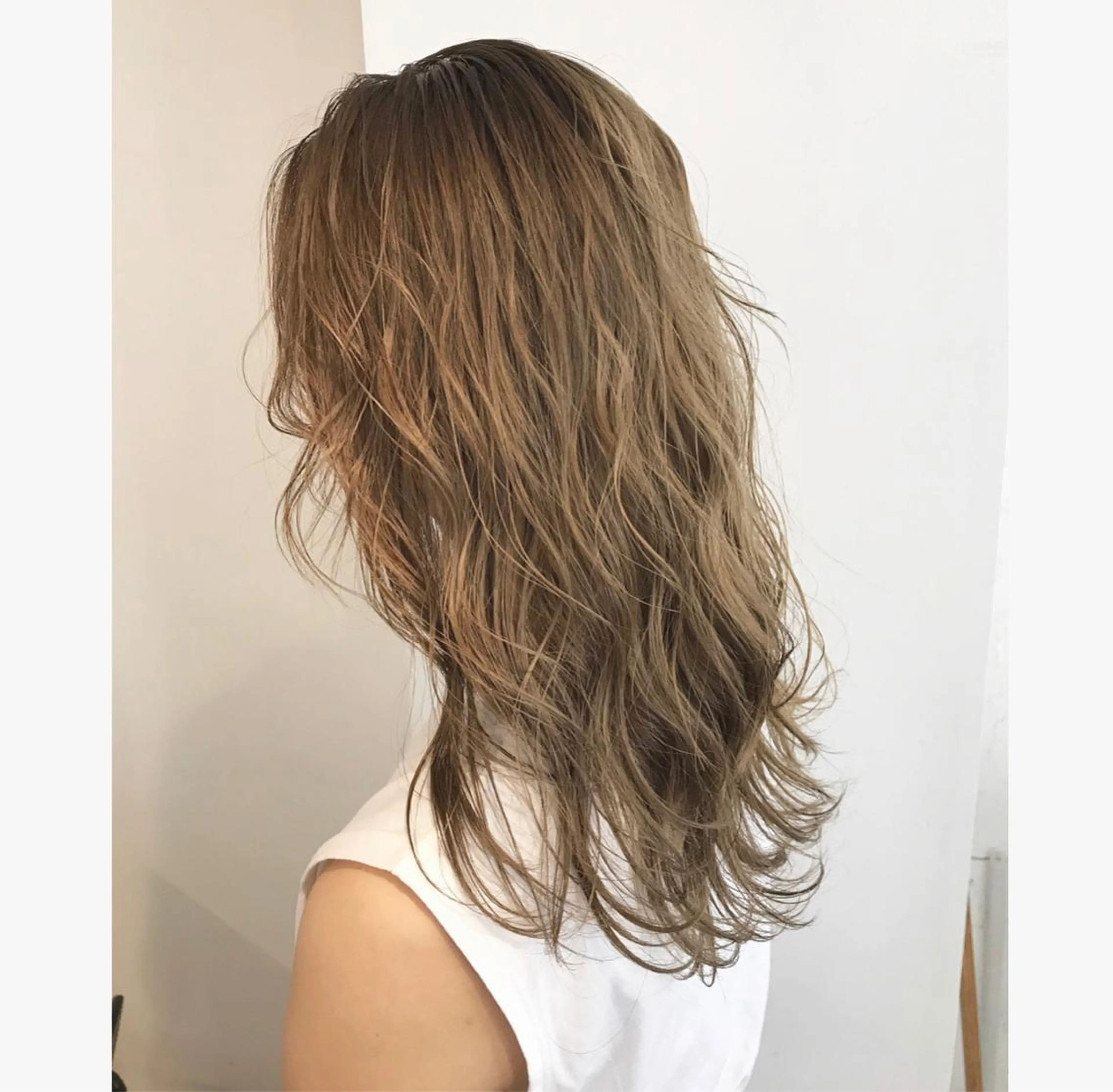 ロング カラー ベージュカラー ハイトーンカラー ハイトーンベージュ 渋谷ブリーチカラー 韓国ヘアyuikoのヘアスタイル