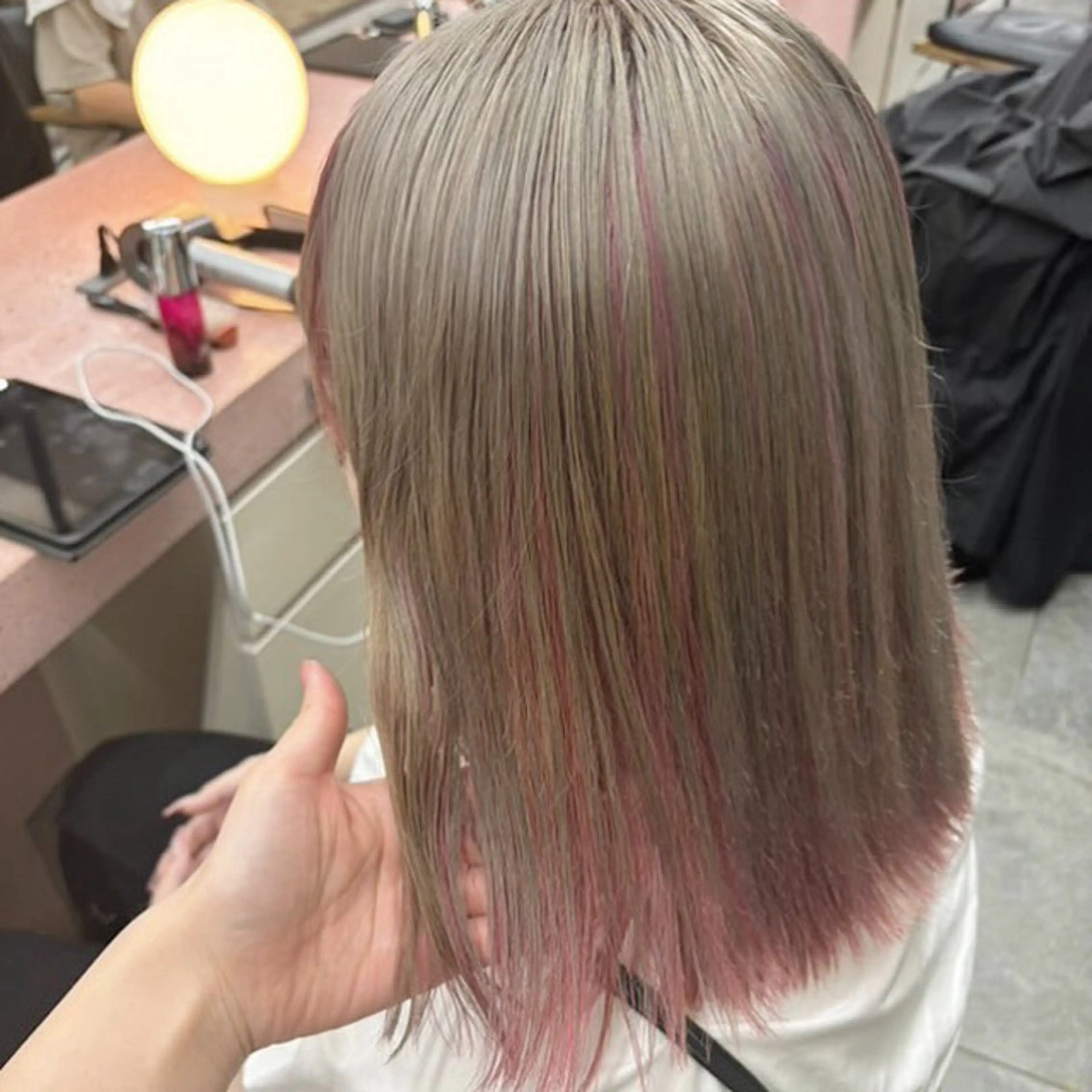 ミディアム カット ヘアカラー トリートメント 鈴木瑛里／ブロンド ベージュ／ピンクのヘアスタイル