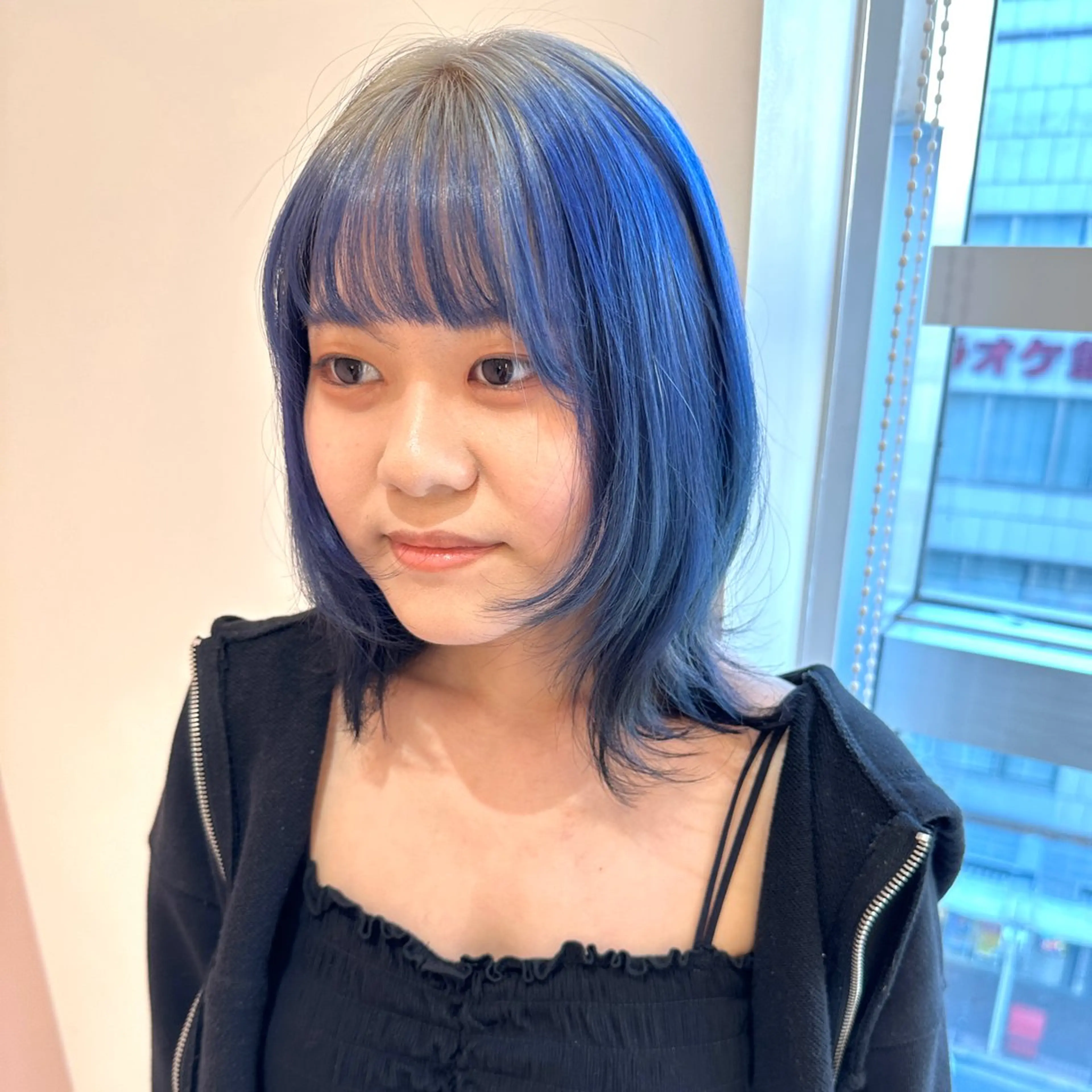 ミディアム カット ヘアカラー トリートメント レイヤーカット/ ハイトーンchimiのヘアスタイル