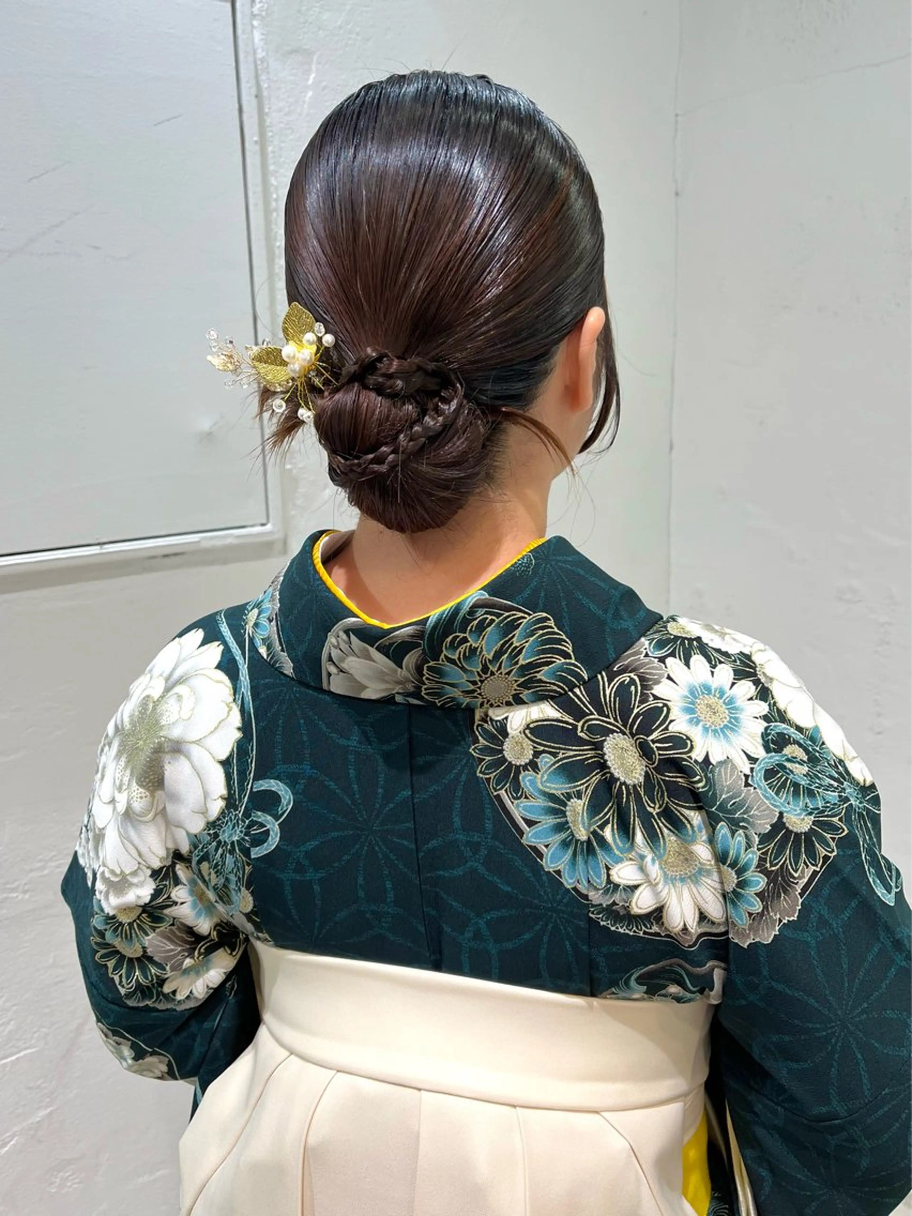 ミディアム ヘアアレンジ 三つ編み 卒業式のヘアスタイル 着付け ボブ・レイヤー／ ベージュカラーのヘアスタイル