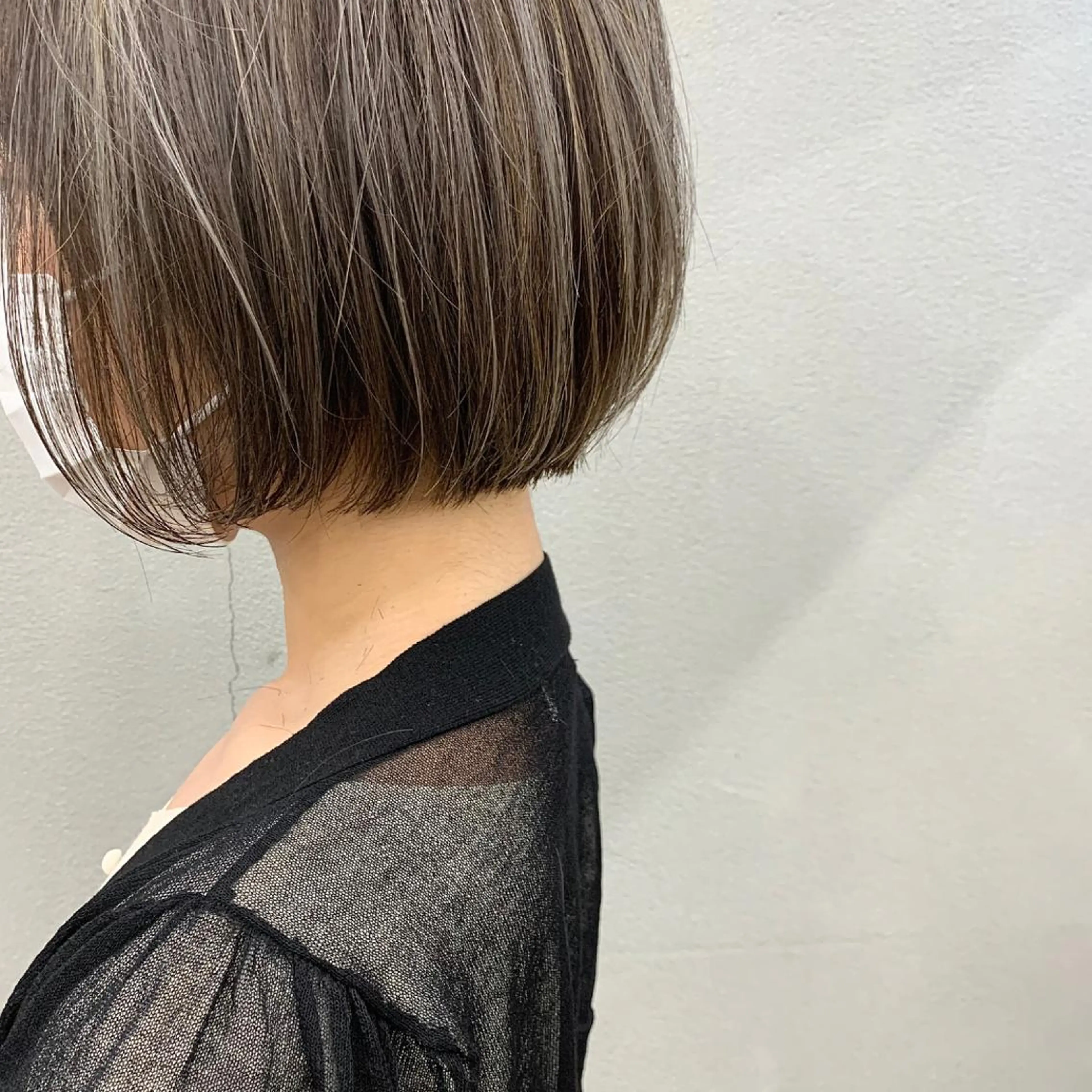 ショート カラー アッシュ 透明感カラー ハイライトカラー シルバー シルバーアッシュ カット ヘアカラー お顔まわりカット🌱 emo.村松泉綺のヘアスタイル
