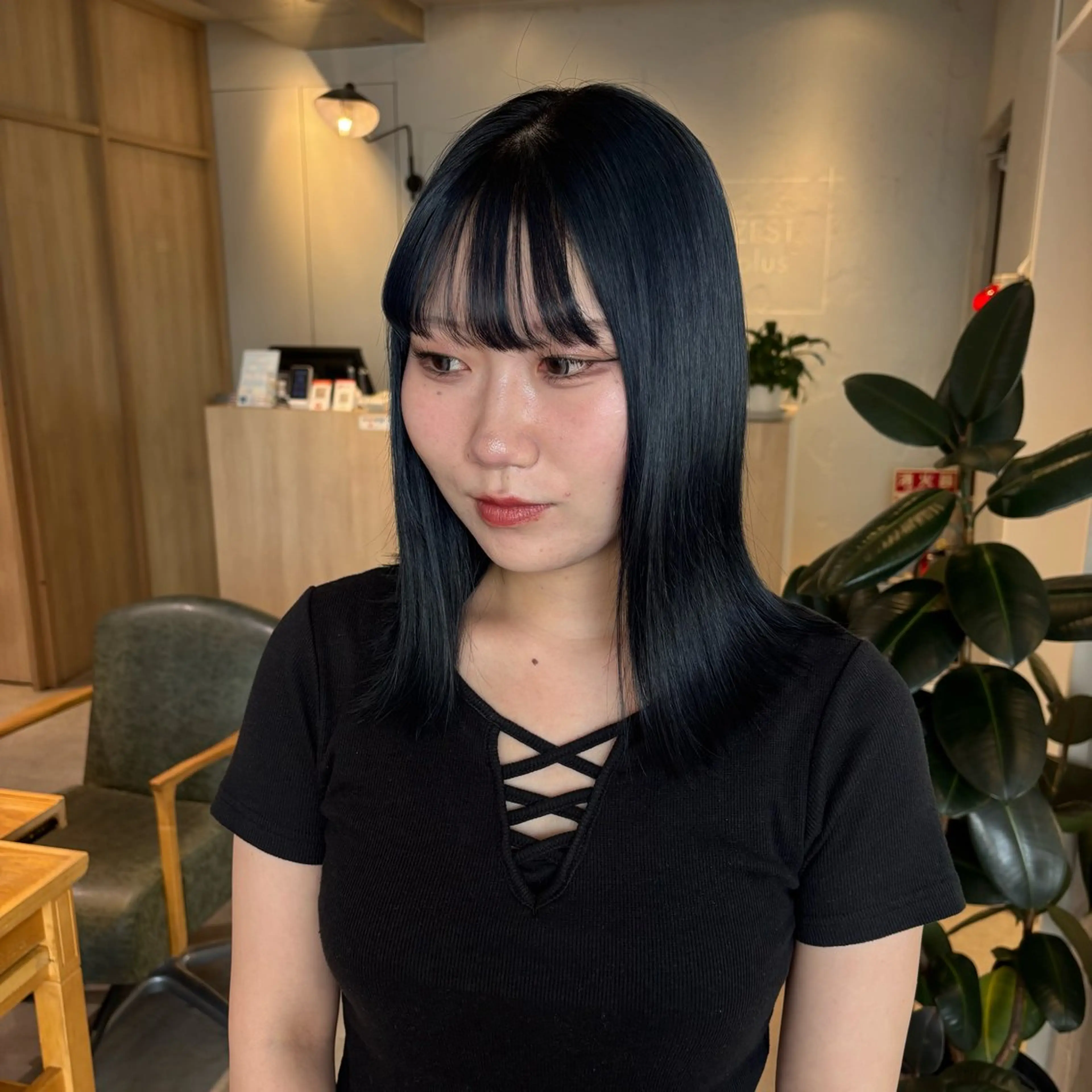 ミディアム カラー 黒髪 ブルーカラー ブルーブラック カット ヘアカラー トリートメント りあの🎀 /暖色カラー🍒のヘアスタイル