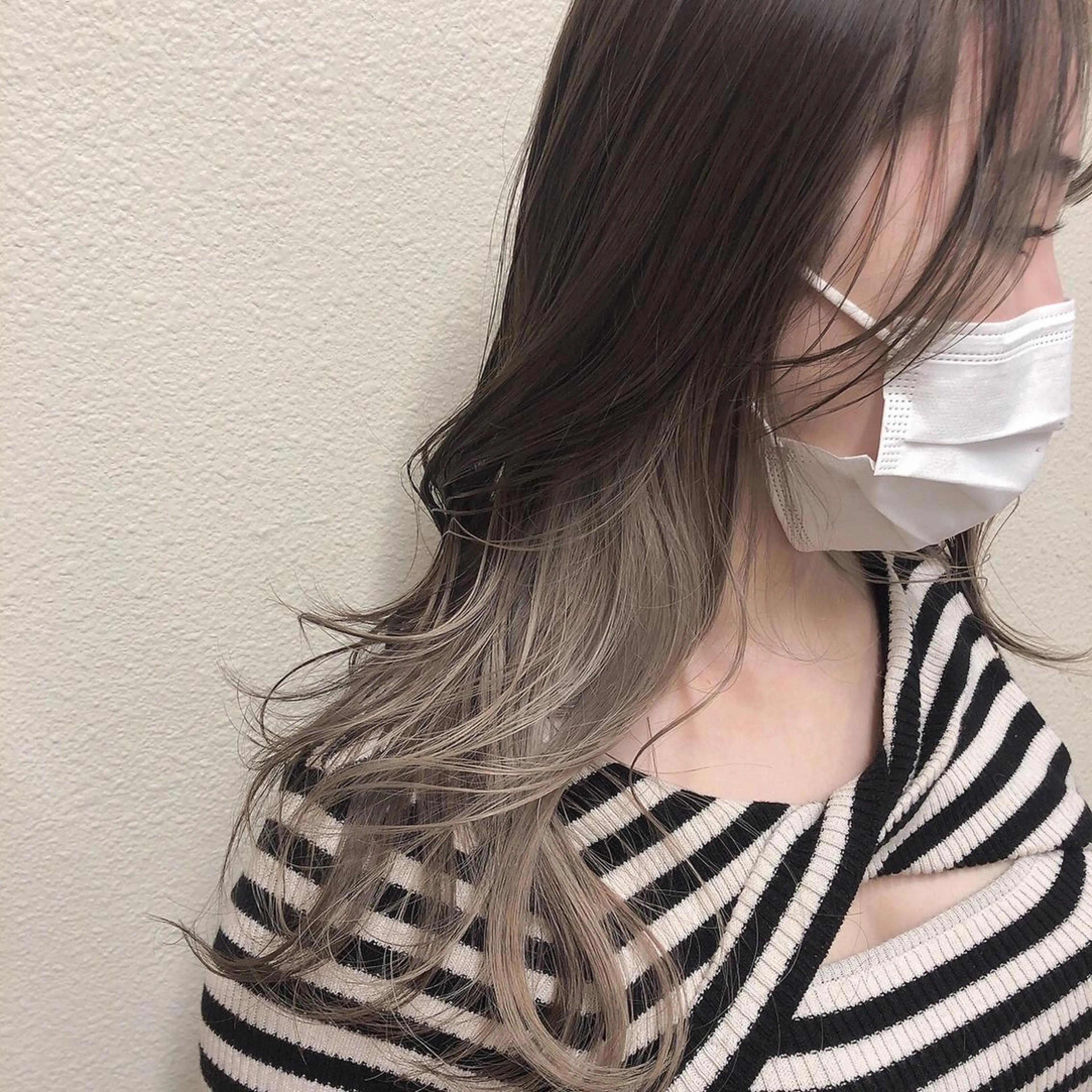 ロング カラー ベージュカラー ブリーチ ダークグレー インナーカラー シルバー カット ヘアカラー 🌼こやま かおり🌼のヘアスタイル