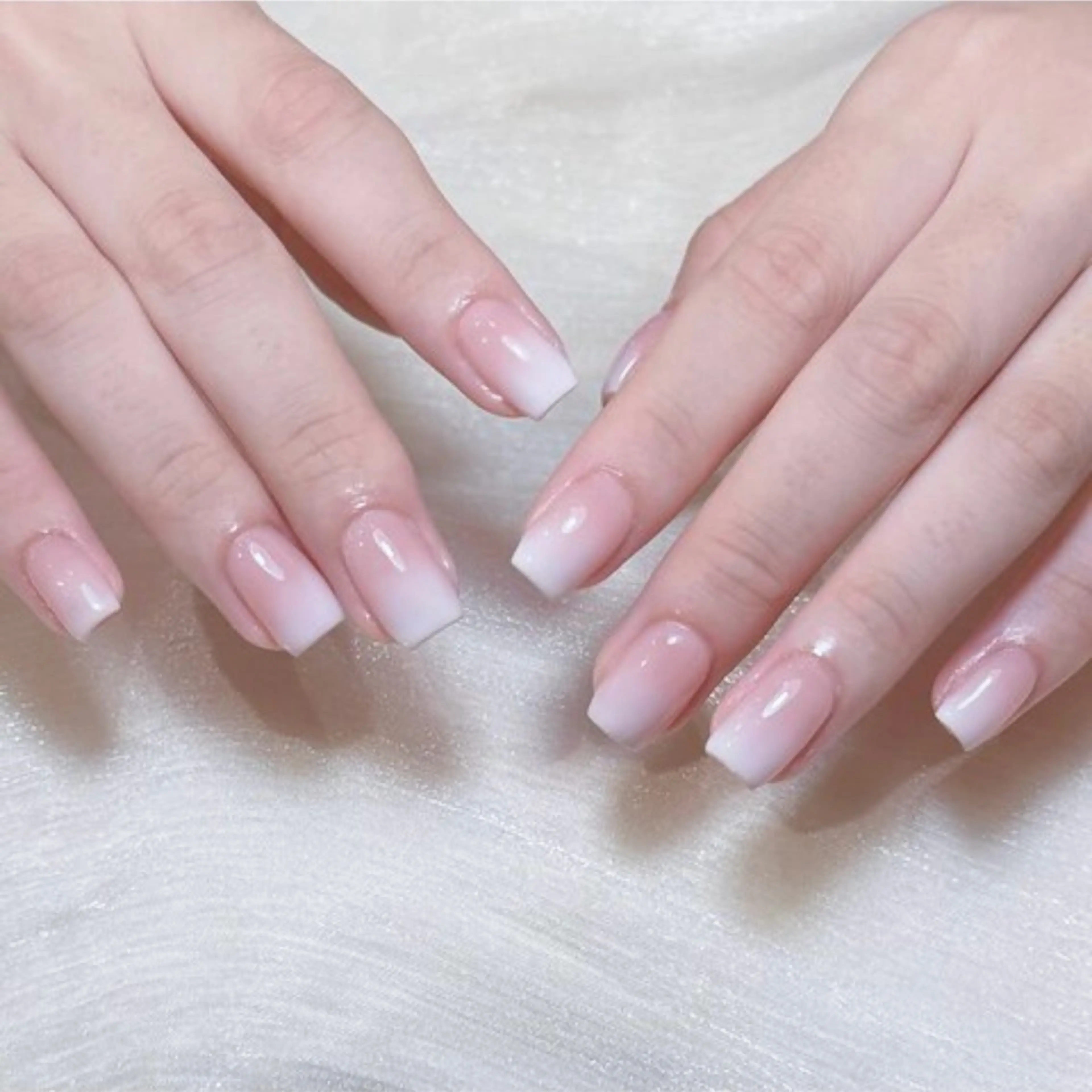 Hand💅🏻カラーグラデーション🩵艶感×指長効果◎の写真