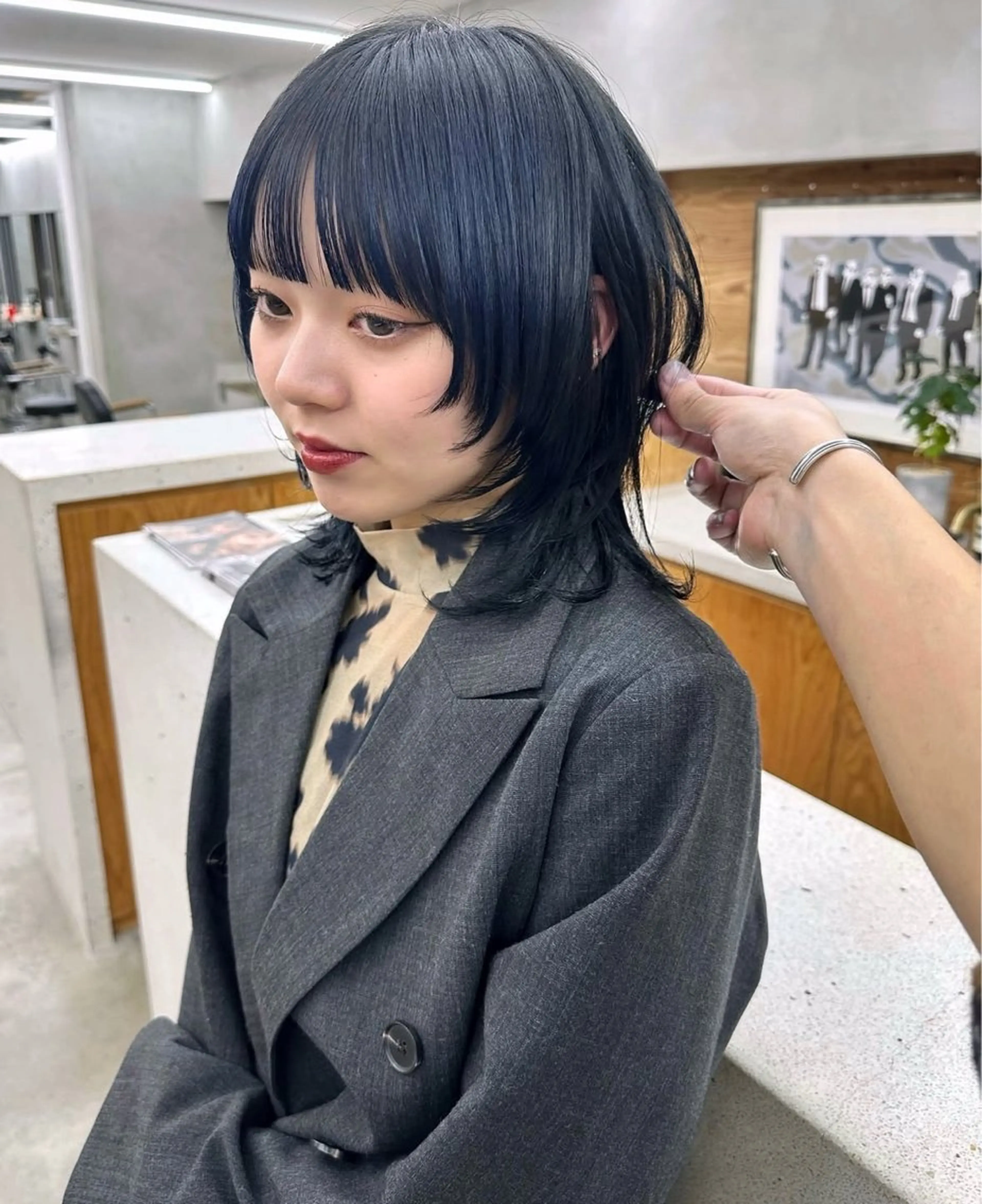 ミディアム カラー グラデーションカラー ネイビーカラー 顔まわりレイヤー レイヤーカット ウルフカット カット ヘアカラー 榛地 渉馬のヘアスタイル