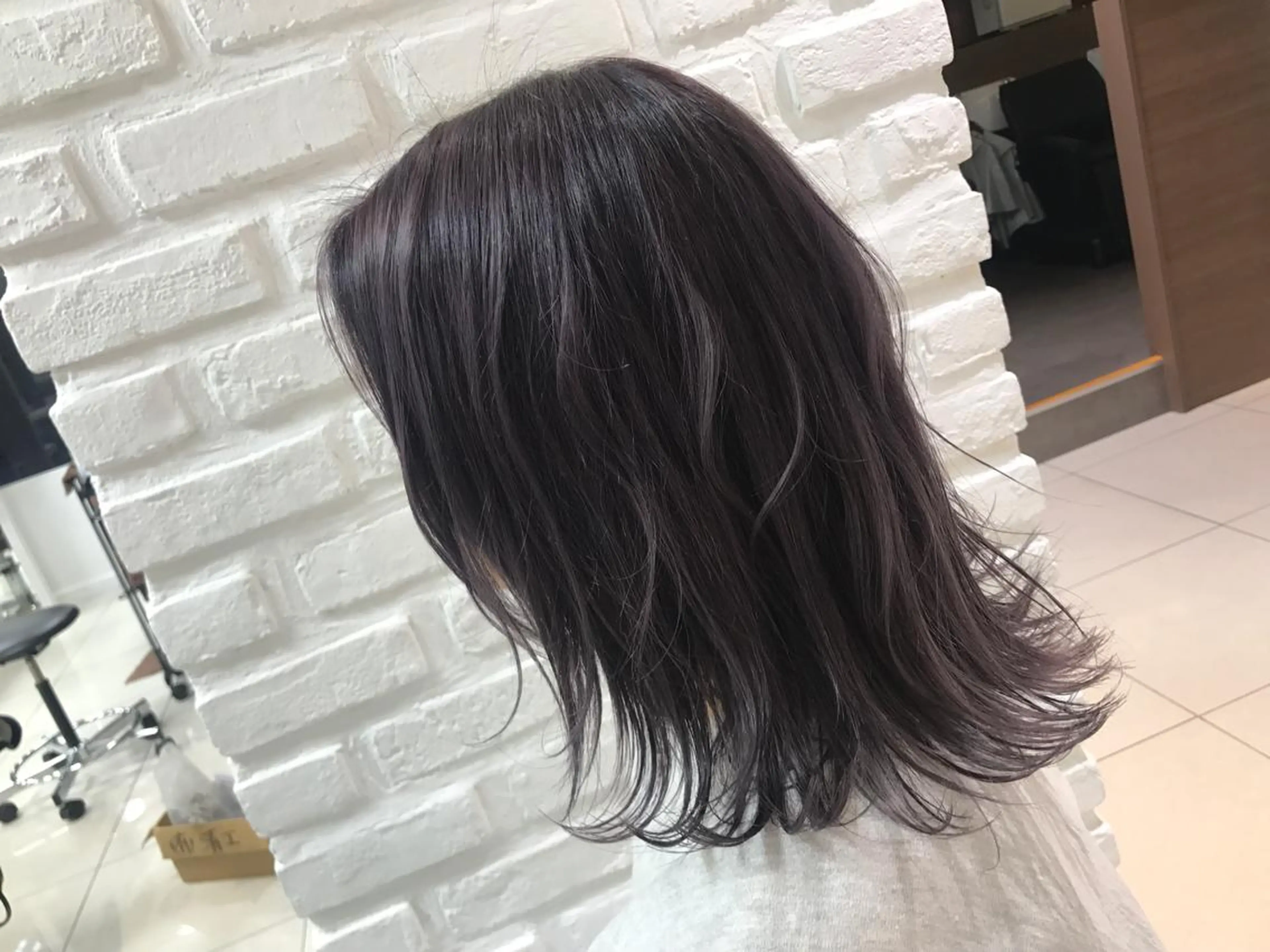 セミロング カラー アッシュ ブリーチ 透明感カラー イルミナカラー パープルカラー 【暖色カラー特化】 中山由梨のヘアスタイル