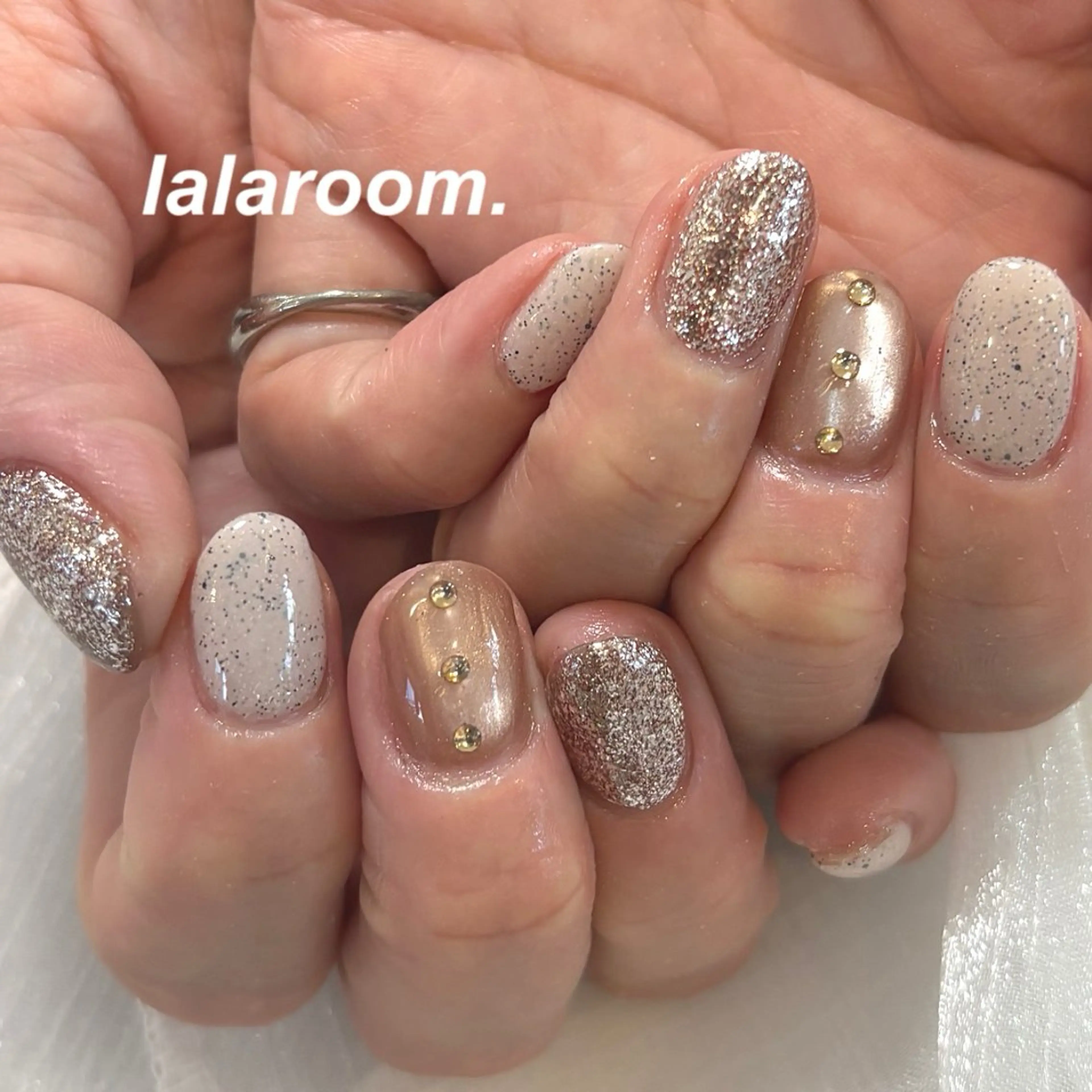 ネイル キラキラネイル ラメ(グリッター) ラメグラデーション マグネットネイル オフィスネイル ハンドネイル lalaroom. nailsalon航空公園店所属・lala room.のネイルデザイン