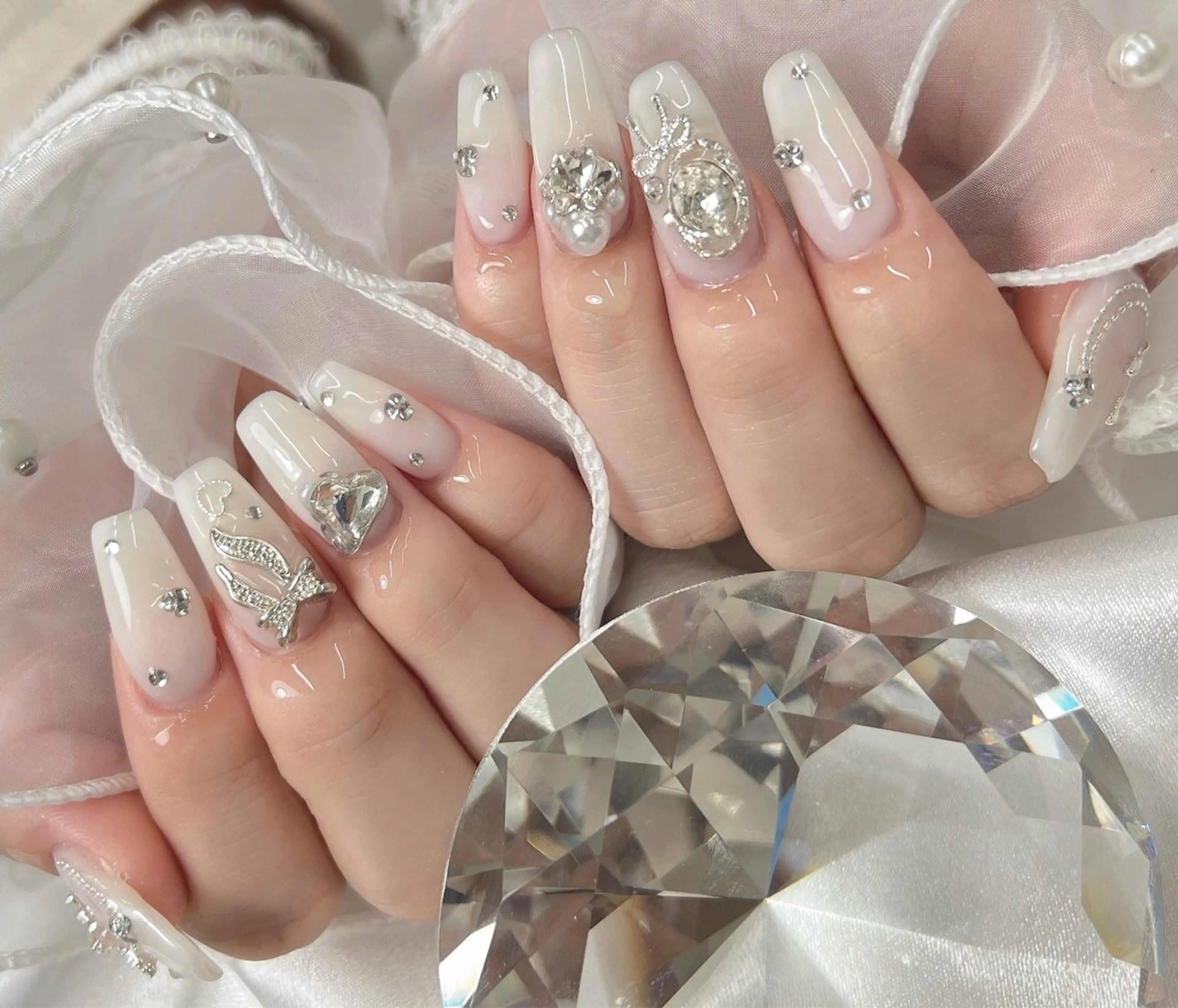 ネイル ストーンネイル ハンドネイル bijou nails所属・bijou nails　蓮のネイルデザイン