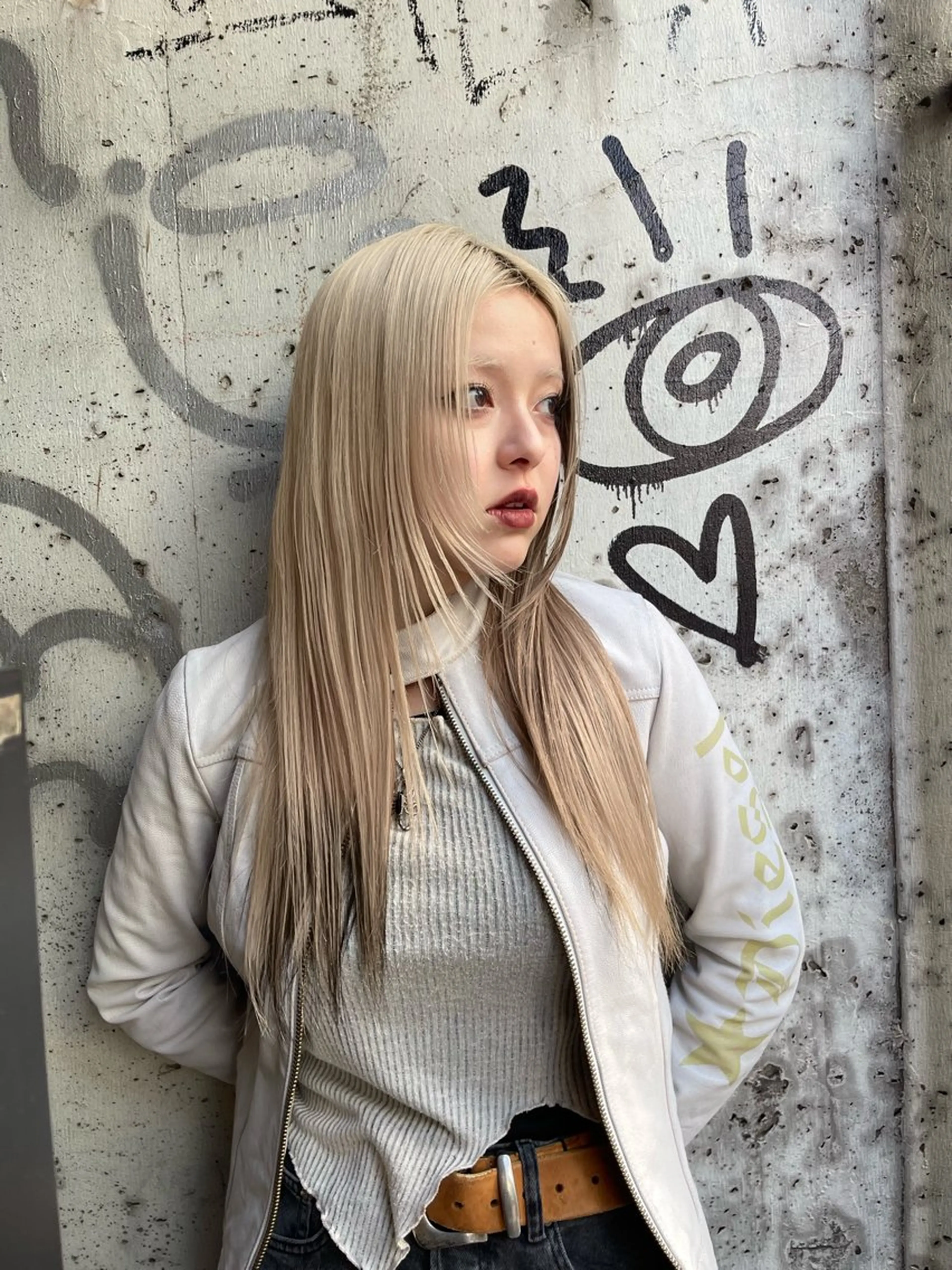 ロング カラー ダブルカラー インナーカラー くびれヘア 斜めバング かきあげバング ヘアカラー トリートメント ヘアセット ニュアンスレイヤー ハイトーンカラーのヘアスタイル