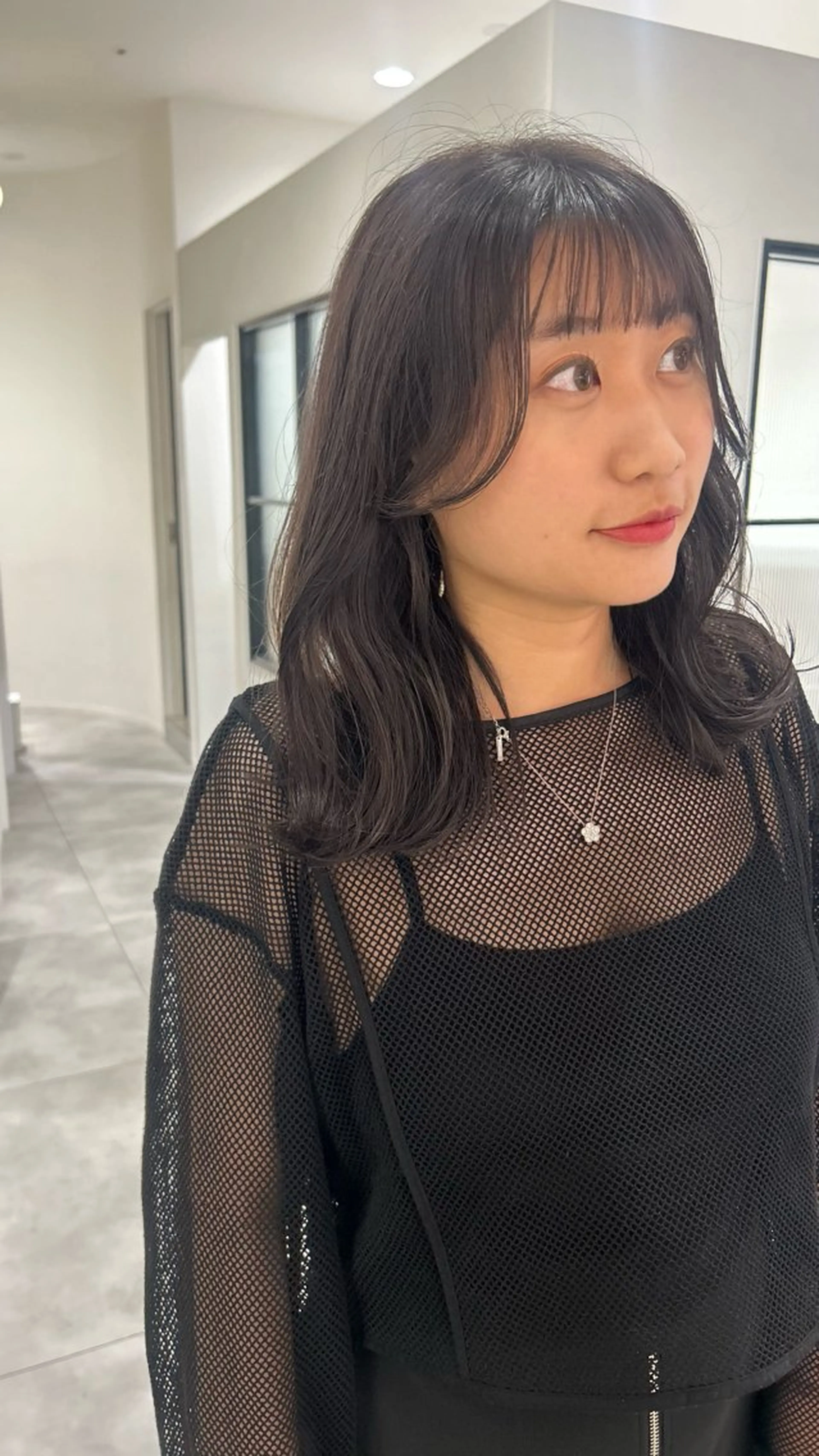 ミディアム カラー ブリーチ グレージュ ヘアカラー オリーブベージュ/ ブリーチなし透明感のヘアスタイル