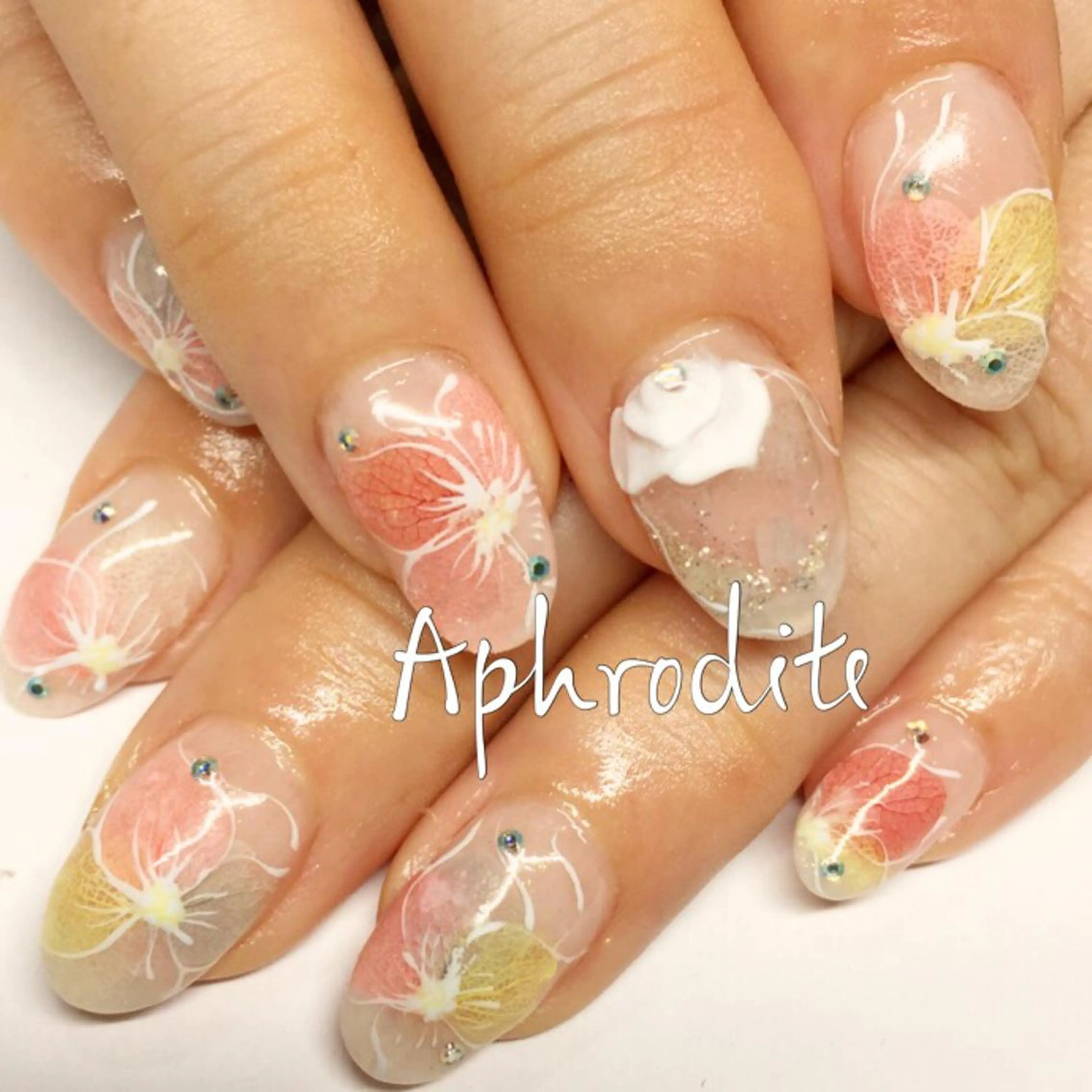 ショート ネイル フラワーネイル APHRODITE Nagisaのネイルデザイン