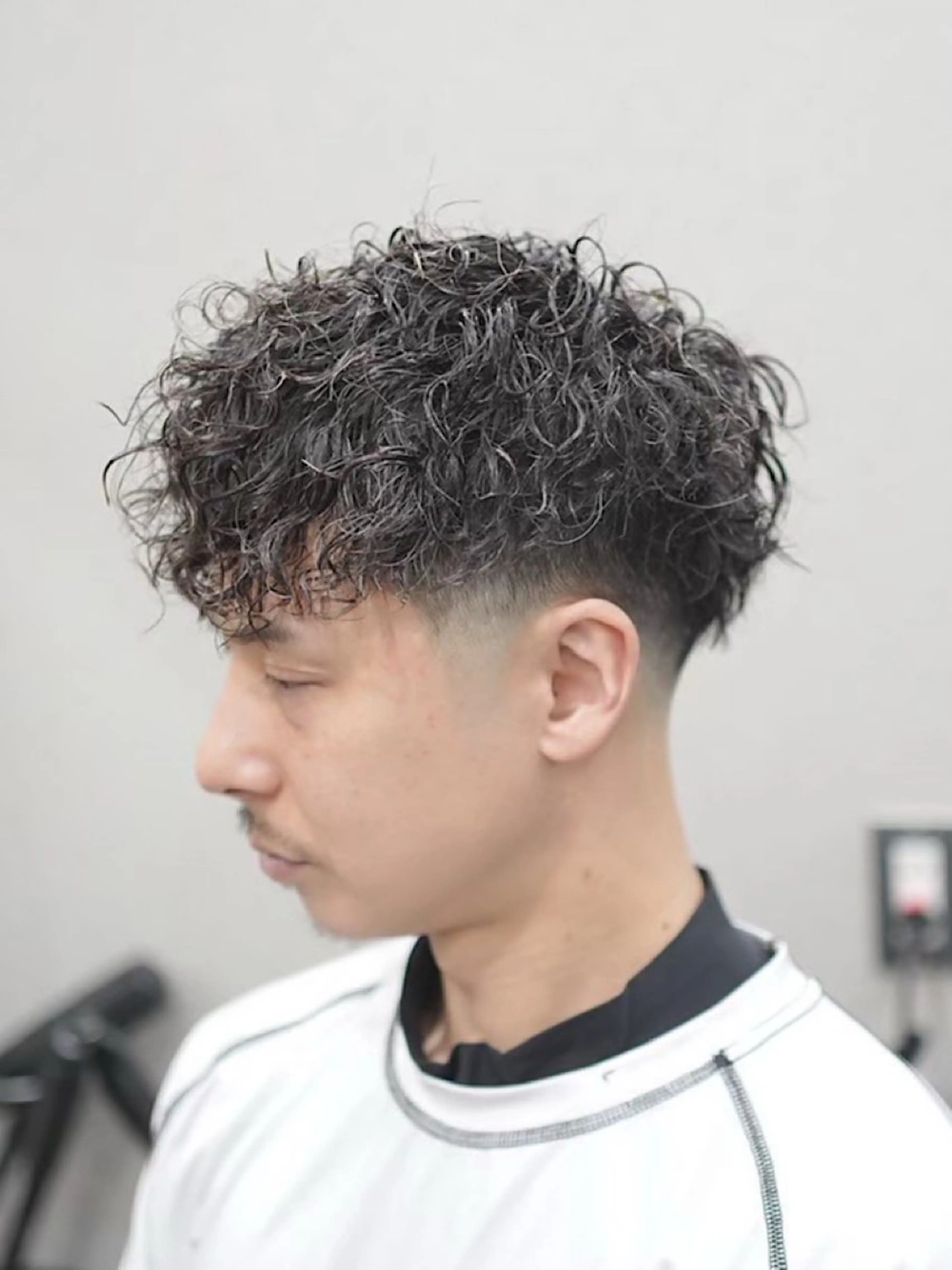 ショート パーマ メンズ フェードカット メンズハイライト メンズメッシュ メンズパーマ スペインカール SLASHメンズ専門 大西郁也のヘアスタイル