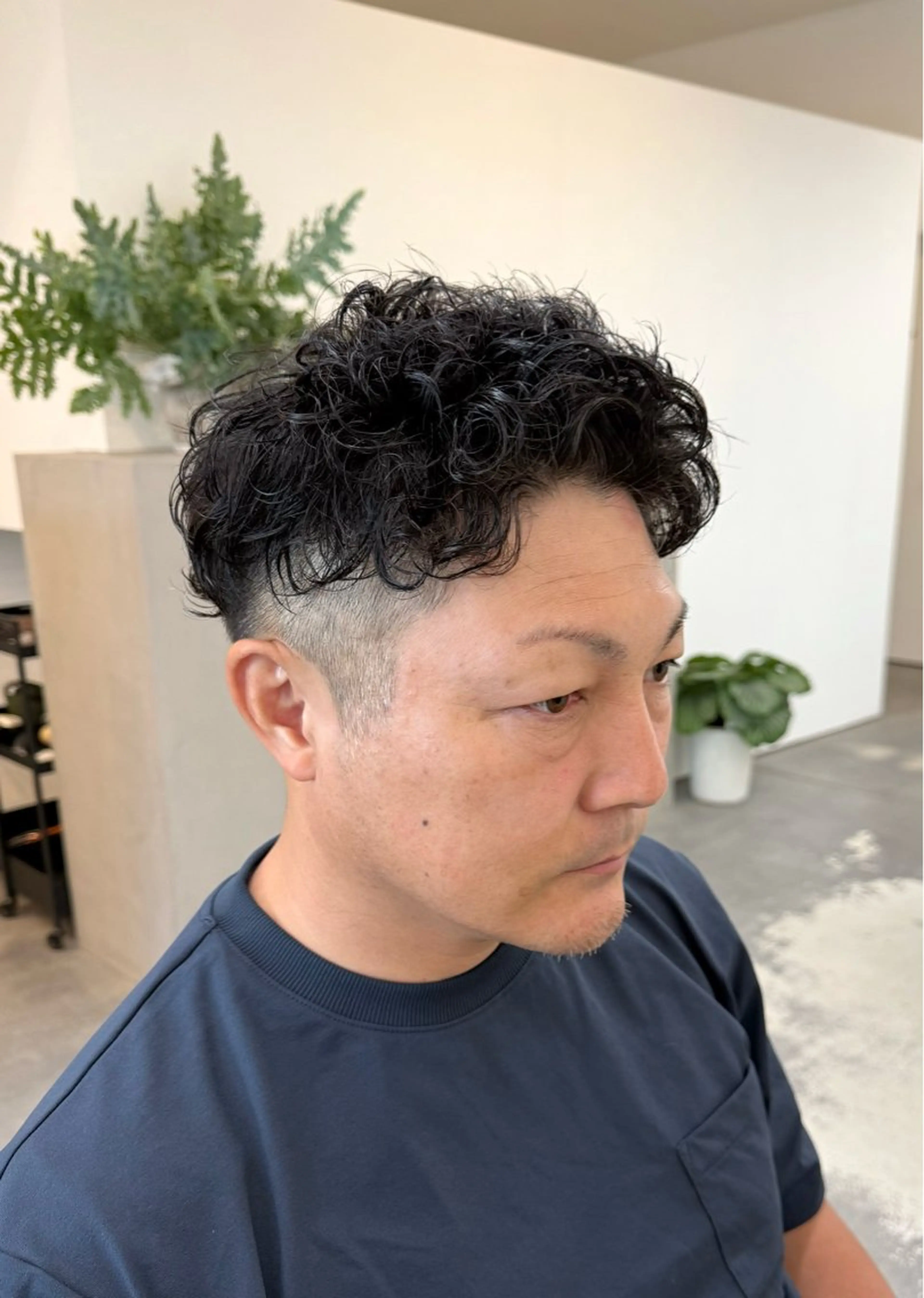 ショート パーマ メンズ センターパート フェザーパーマ メンズ韓国風 メンズパーマ スパイキーショート 古賀 雄大のヘアスタイル