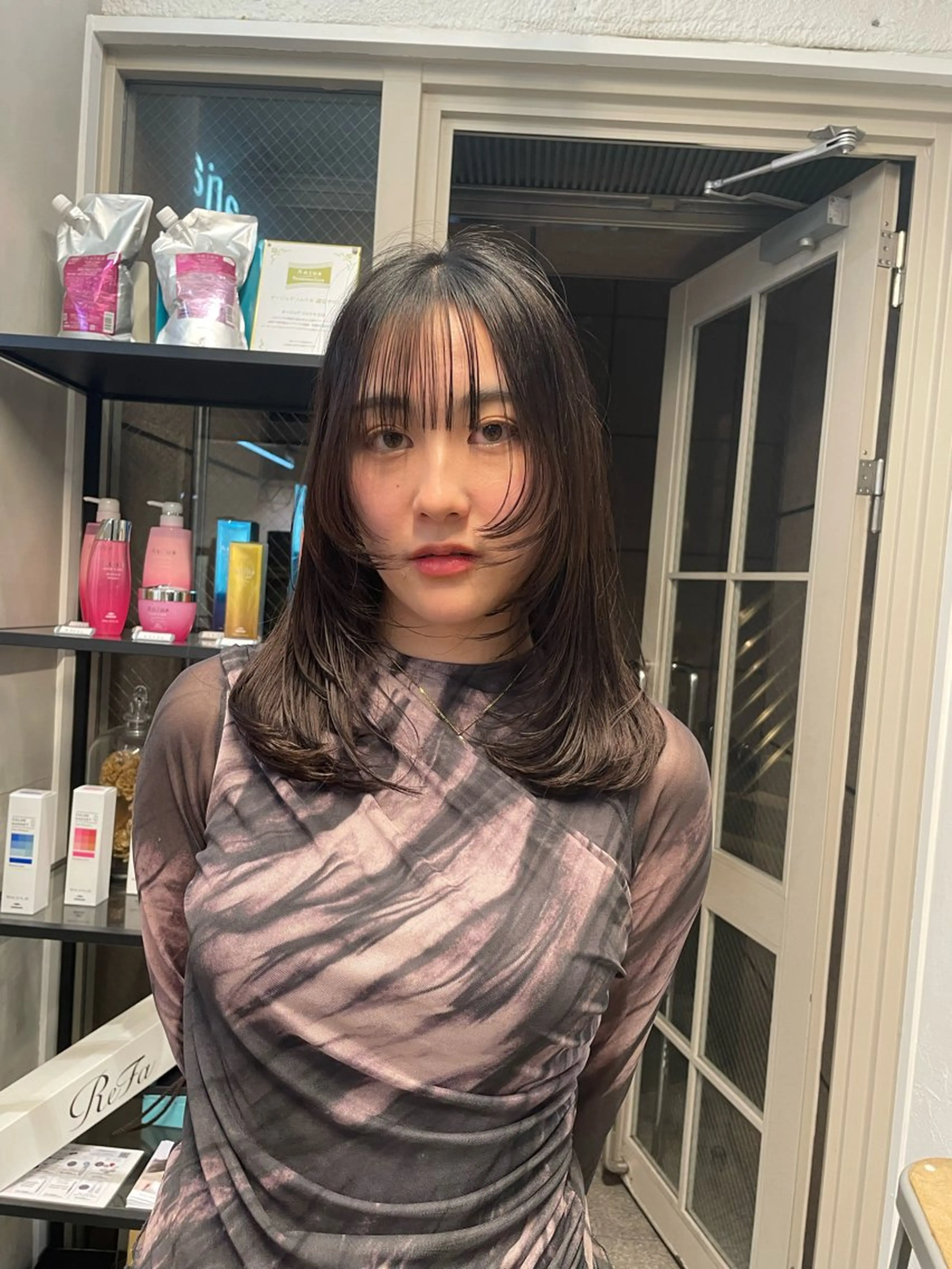 セミロング カット ミルクティー× グレージュMOMOのヘアスタイル