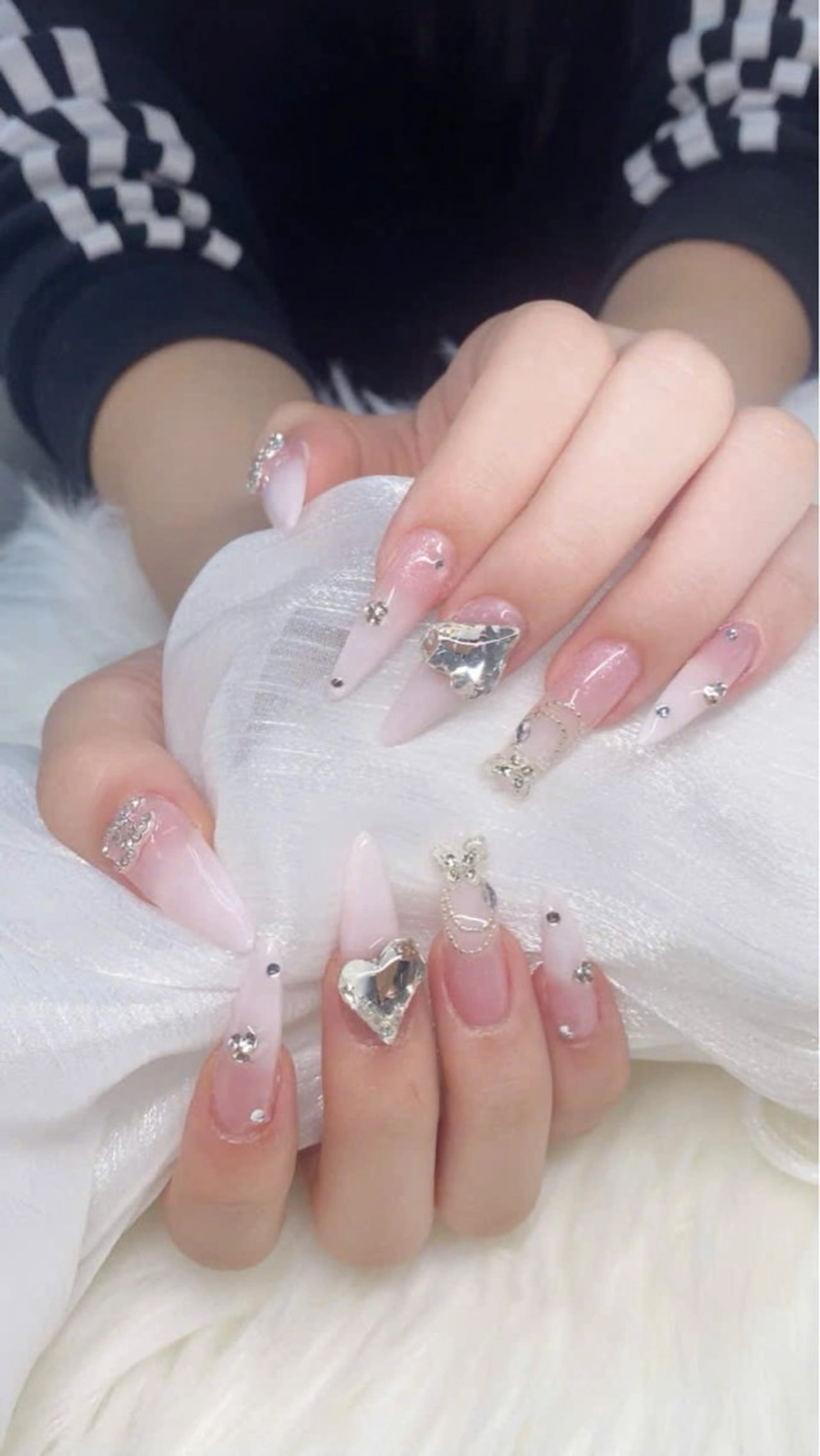 ネイル フレンチネイル グラデーション キラキラネイル 韓国ネイル マグネットネイル ハンドネイル ハンドケア Hara Nail 【パラジェル使用】のネイルデザイン