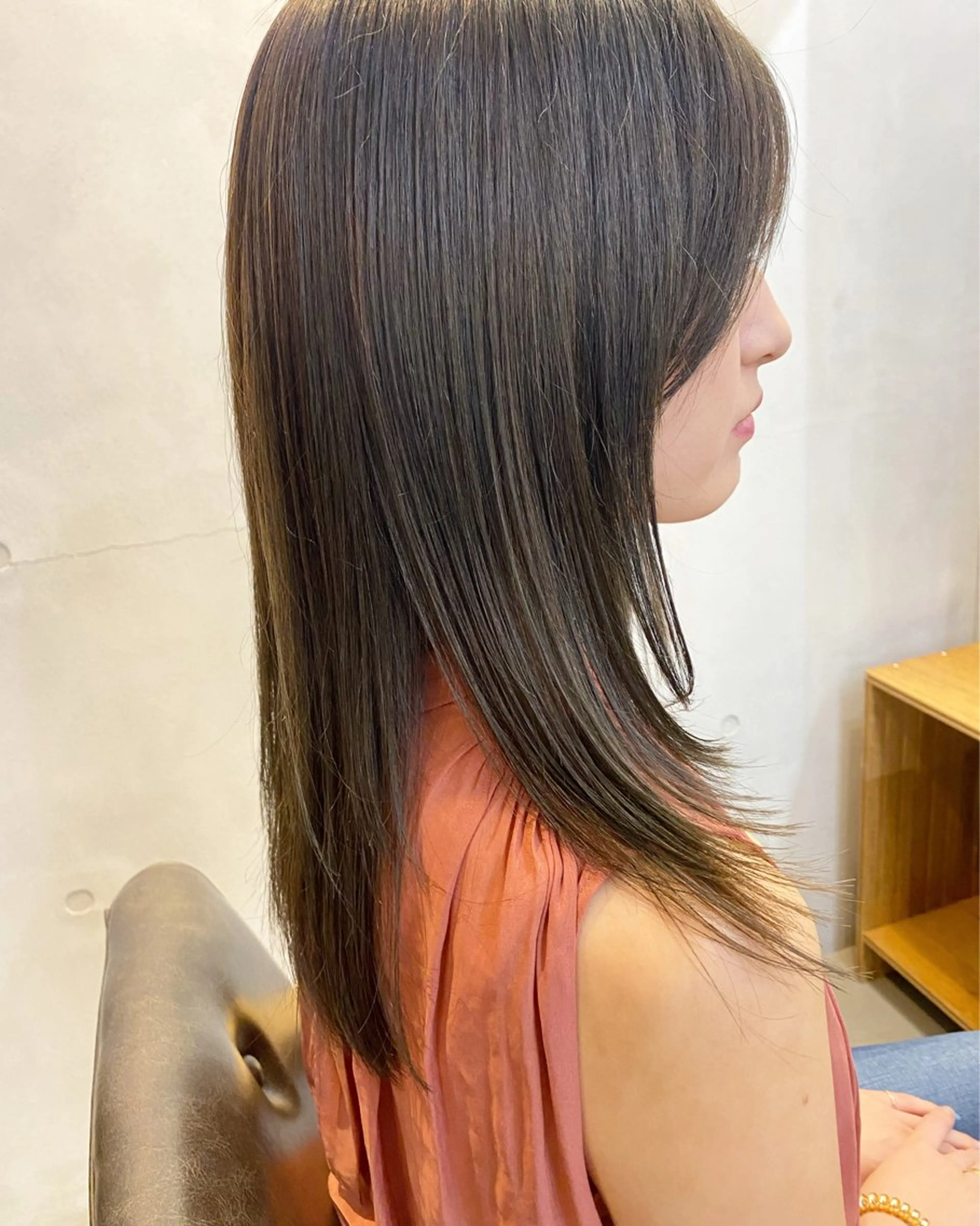ミディアム カラー ミディアムレイヤー ブルーカラー ブルージュ 透明感カラー レイヤーカット conne& ririのヘアスタイル