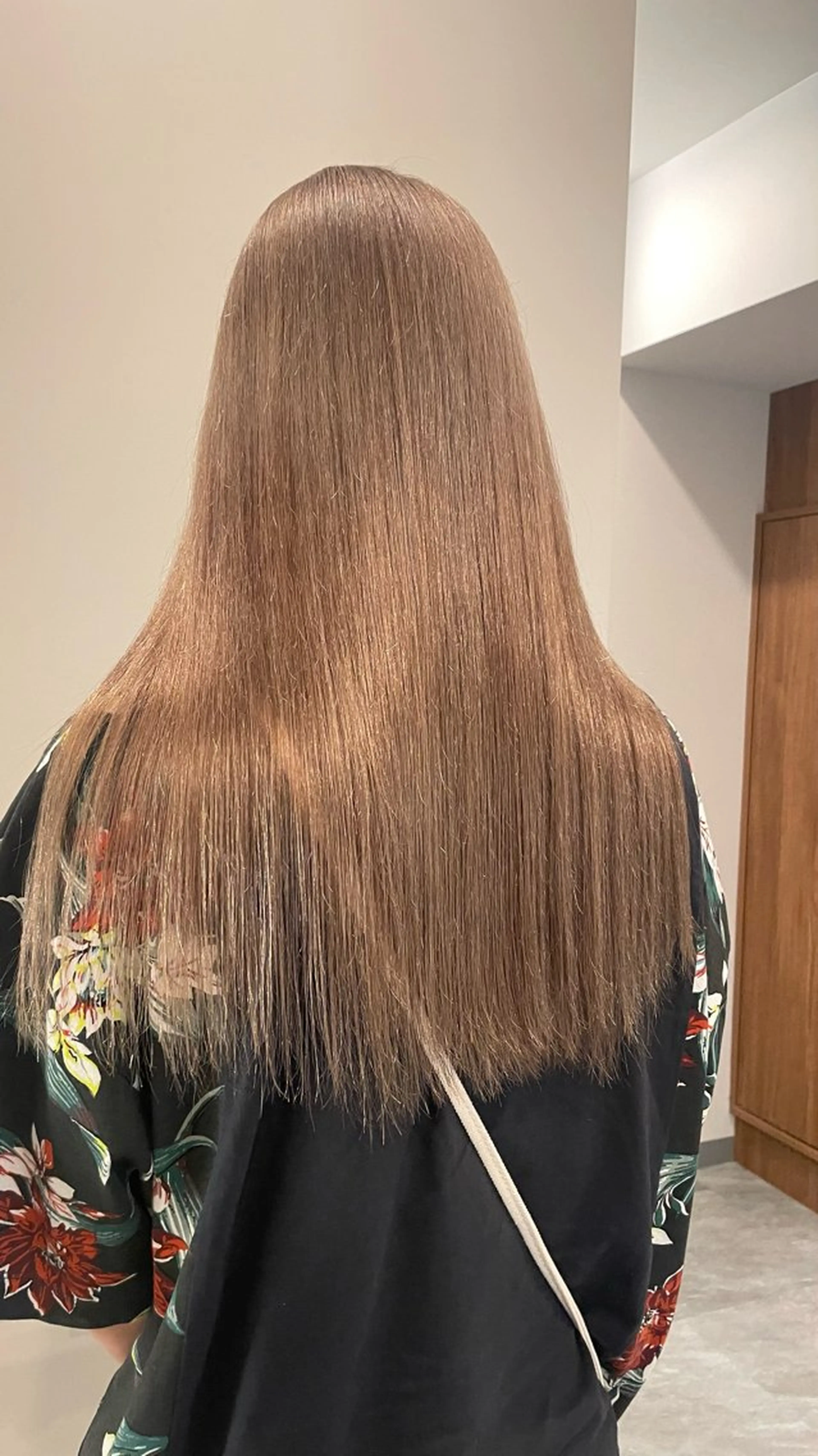 セミロング カラー ベージュカラー ダブルカラー ミルクティーベージュ レイヤーカット大人気 💛吉田百花のヘアスタイル