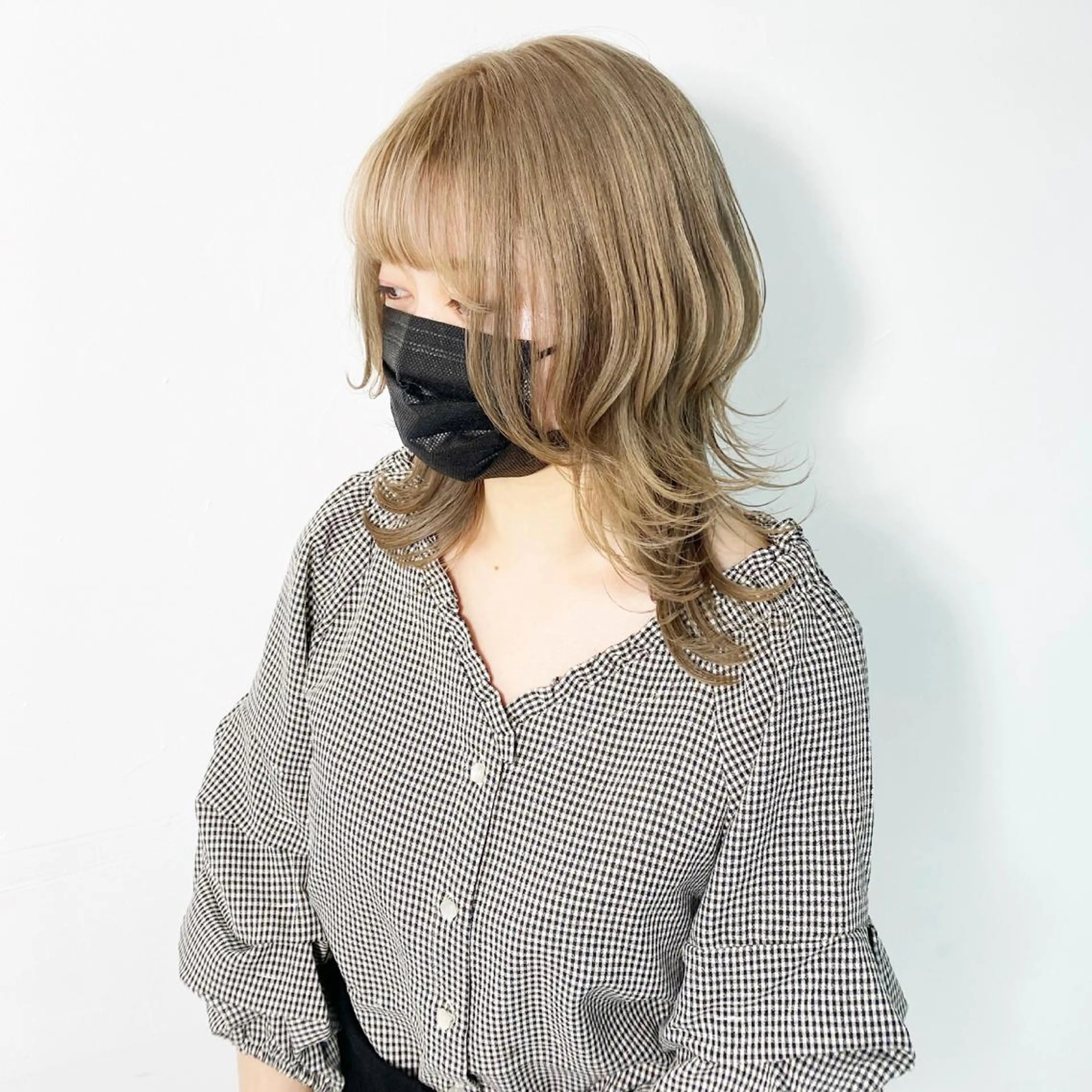 ミディアム カラー ヘアアレンジ ミディアムレイヤー ミストバング ベージュカラー ブロンド ブロンドベージュ 大橋 拓巳のヘアスタイル