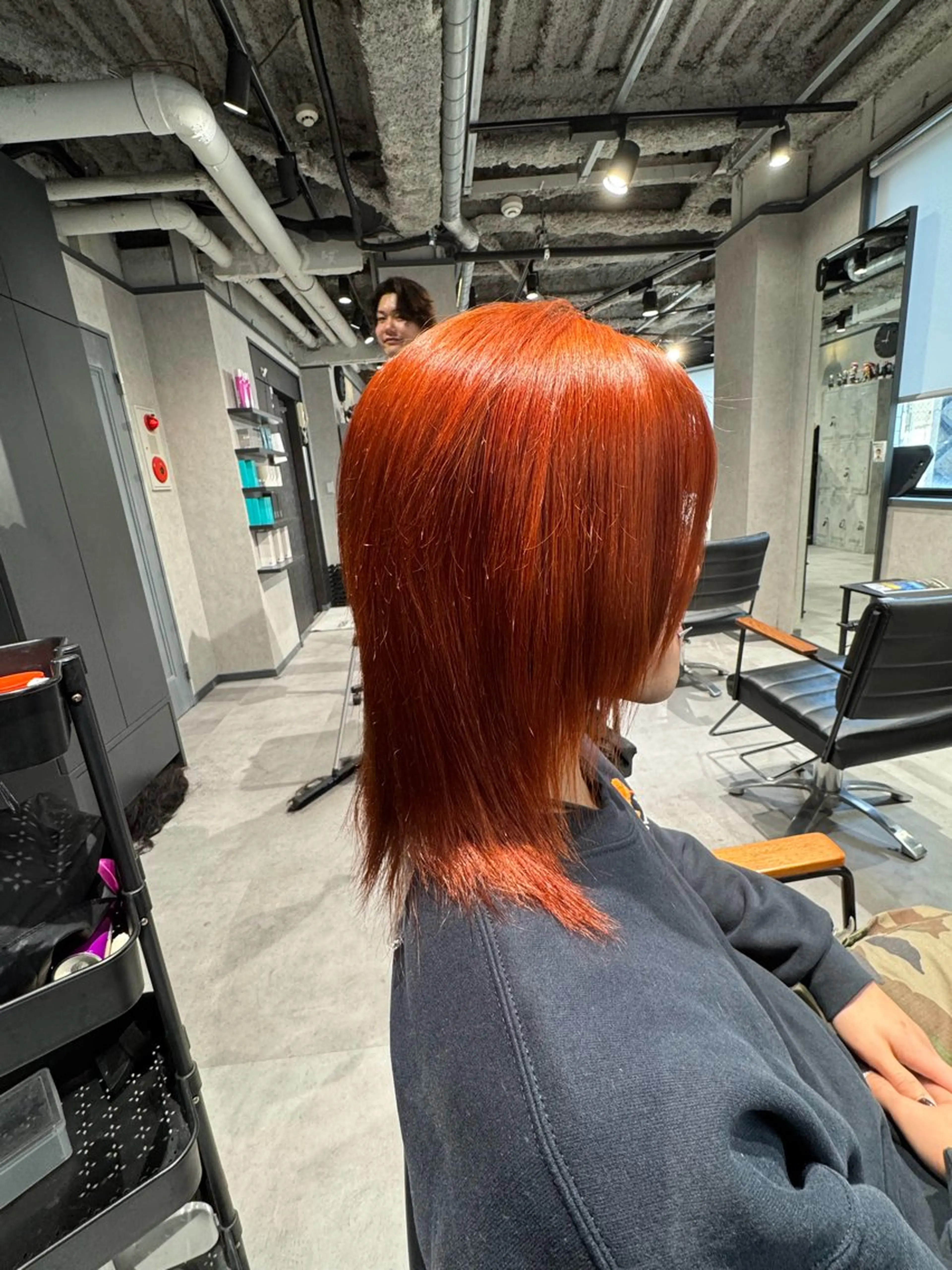 カラー メンズ オレンジ ヘアカラー 毛流れ特化愁斗 センターパートパーマのヘアスタイル