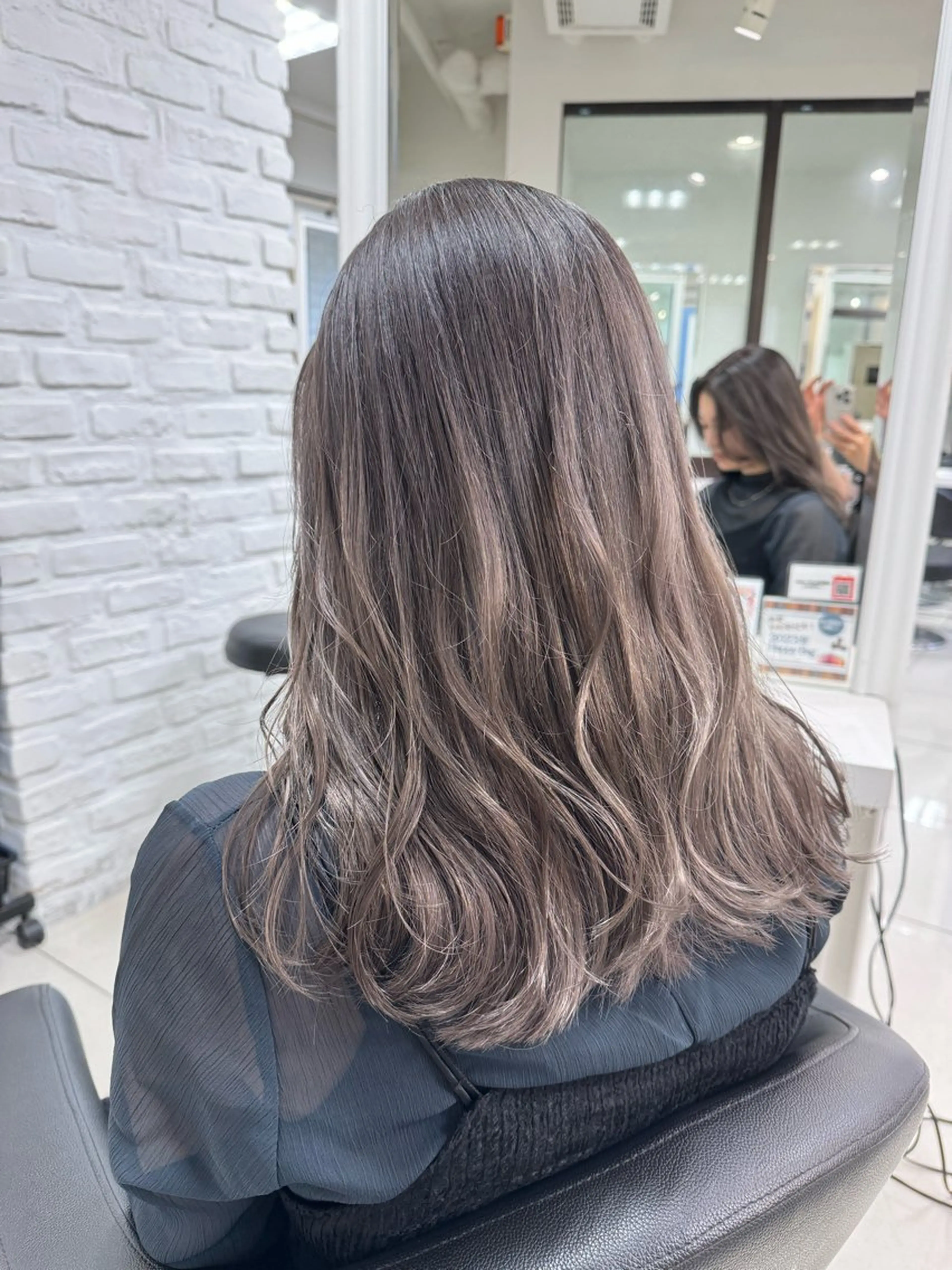 セミロング カラー ブリーチ グレージュ イルミナカラー ミルクティーグレージュ ヘアカラー トリートメント 【デザインカラー】 粥川佳日望のヘアスタイル