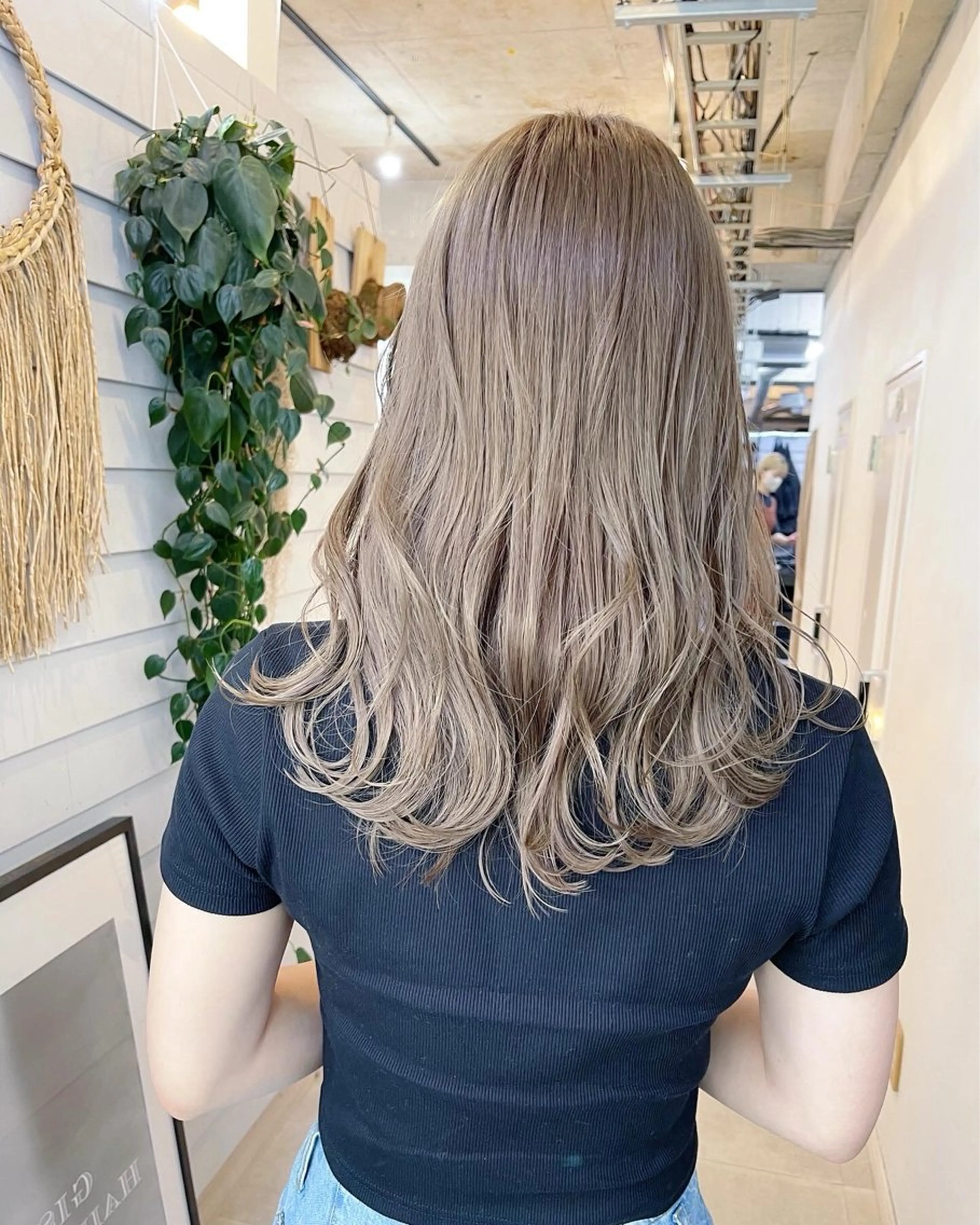 セミロング カラー ベージュカラー ブリーチ ケアブリーチ ミルクティーベージュ ヘアカラー トリートメント AiM 大名のヘアスタイル